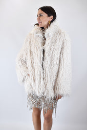 FOTO INDOSSATA FRONTALE DI ECOPELLICCIA EFFETTO MONGOLIA BIANCA DI HAVEONE, MODELLO KMA-P133