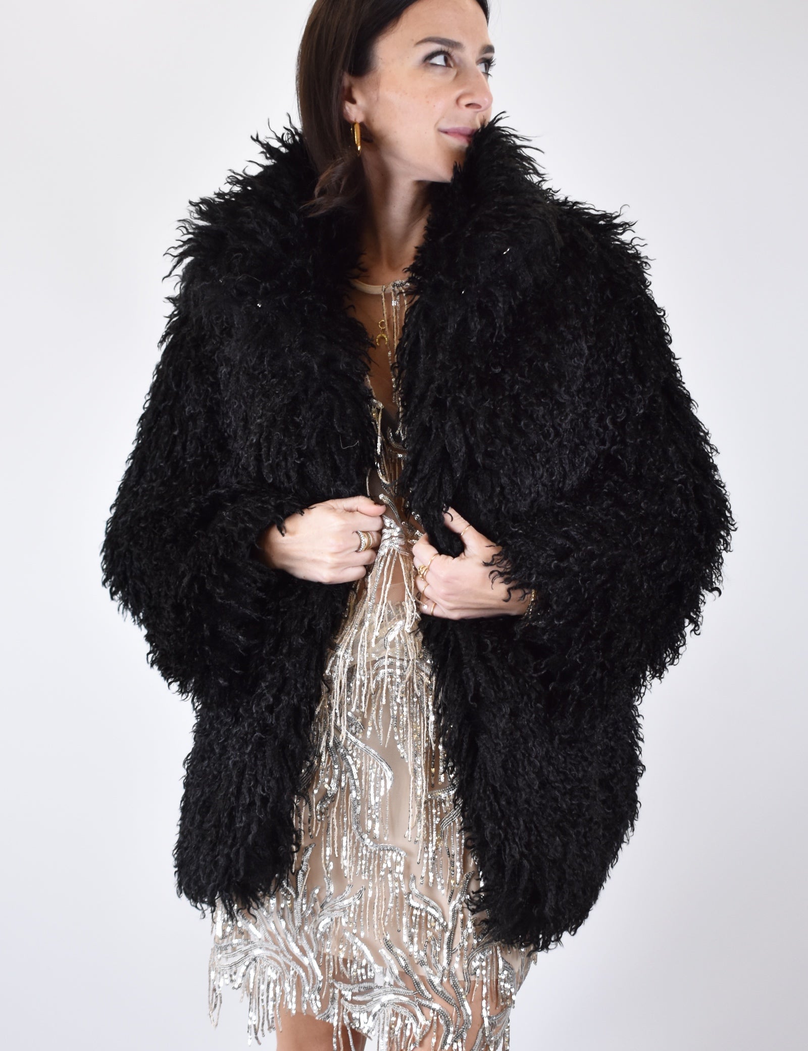 FOTO INDOSSATA FRONTALE DI ECOPELLICCIA EFFETTO MONGOLIA NERA DI HAVEONE, MODELLO KMA-P133