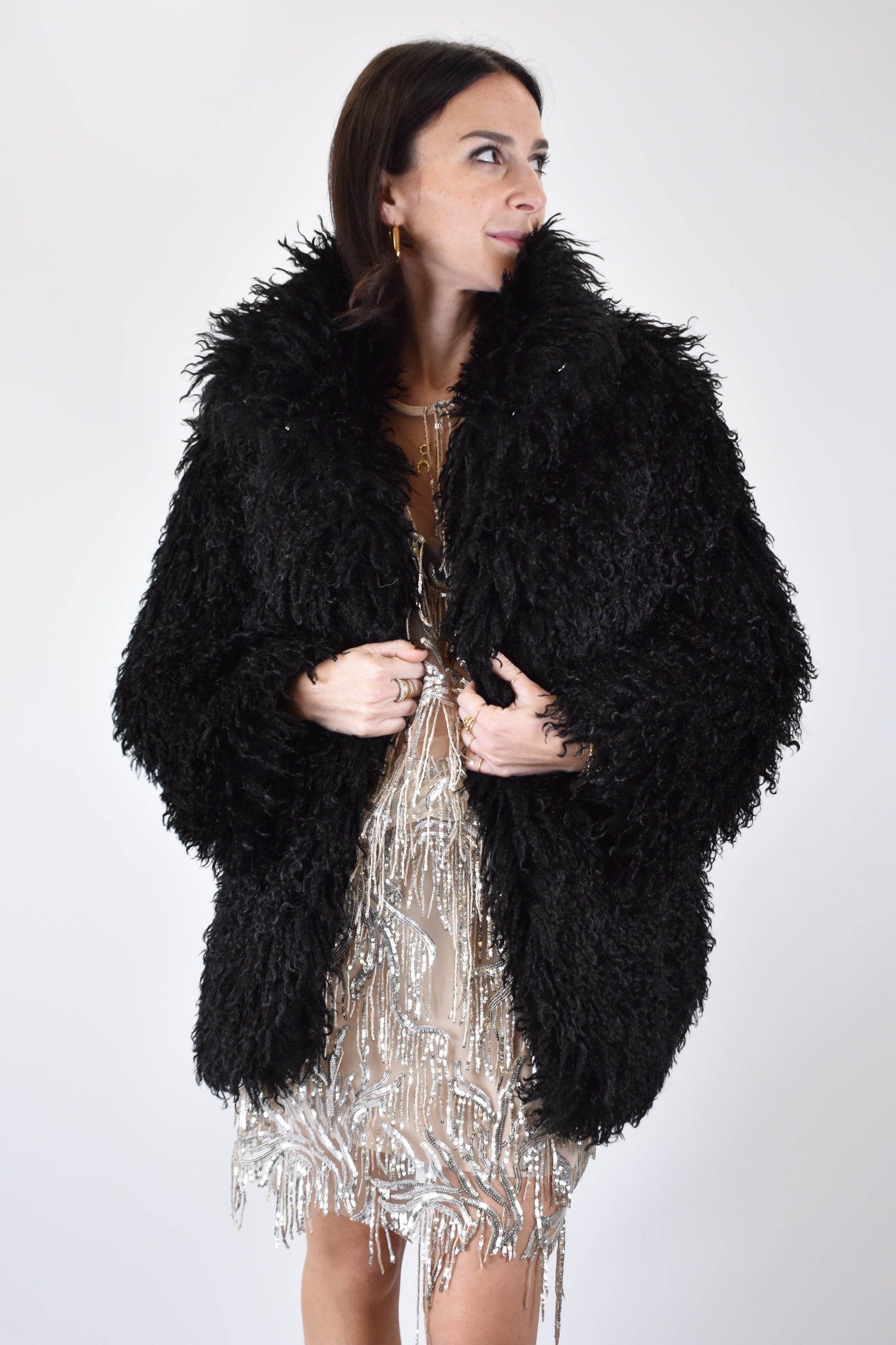 FOTO INDOSSATA FRONTALE DI ECOPELLICCIA EFFETTO MONGOLIA NERA DI HAVEONE, MODELLO KMA-P133