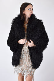 FOTO INDOSSATA FRONTALE DI ECOPELLICCIA EFFETTO MONGOLIA NERA DI HAVEONE, MODELLO KMA-P133