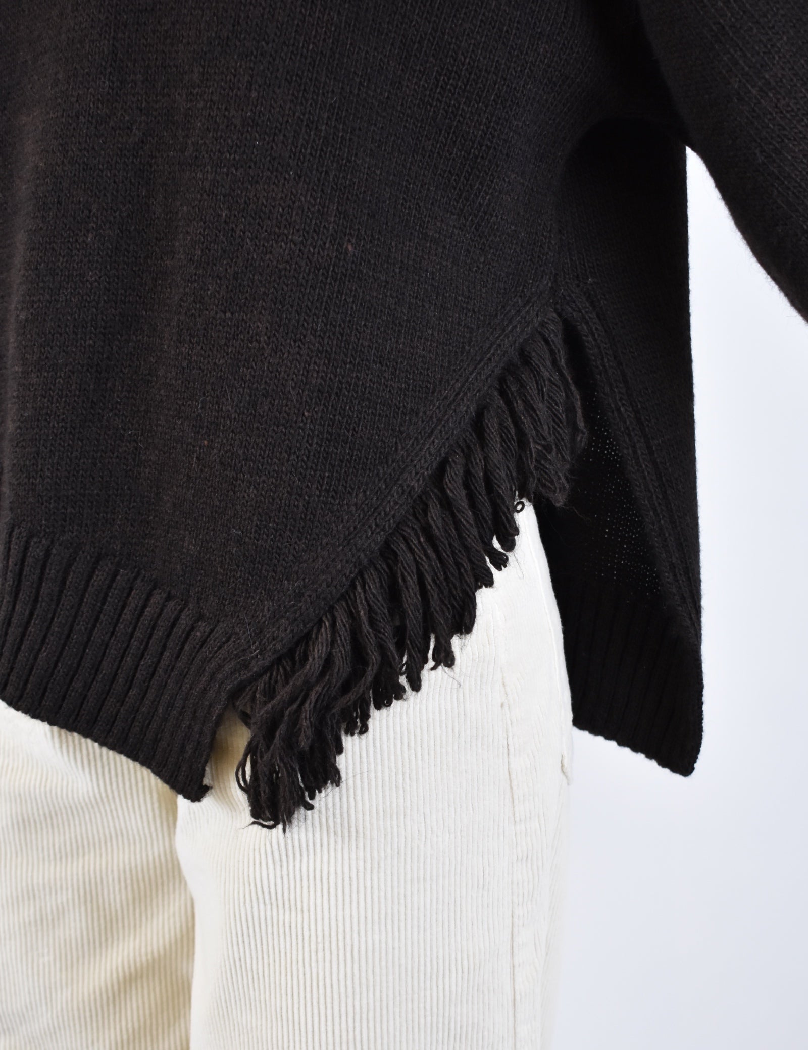 dettaglio di maglia con spacco e frange laterali, brand HaveOne, articolo MHO-P418, colore moro