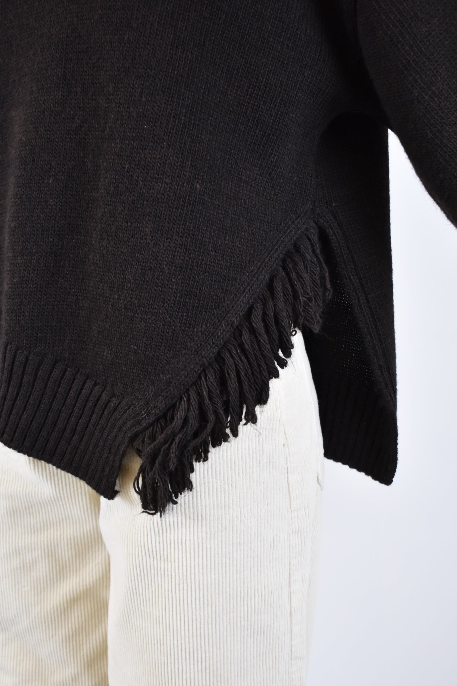 dettaglio di maglia con spacco e frange laterali, brand HaveOne, articolo MHO-P418, colore moro