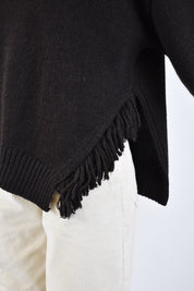 dettaglio di maglia con spacco e frange laterali, brand HaveOne, articolo MHO-P418, colore moro