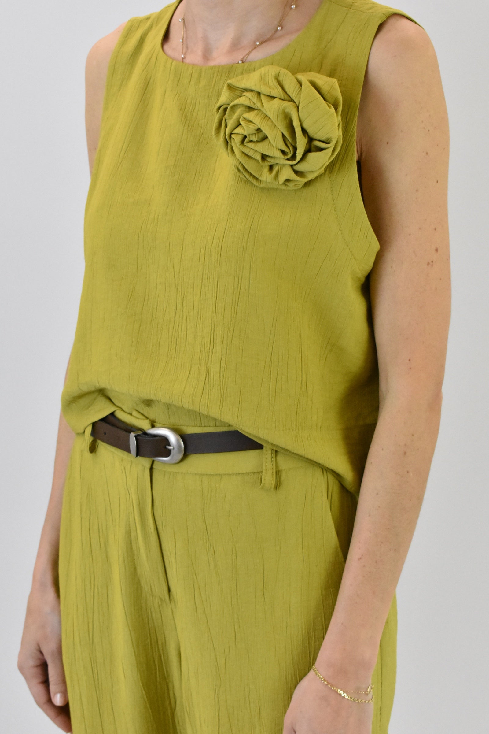 Top con fiore