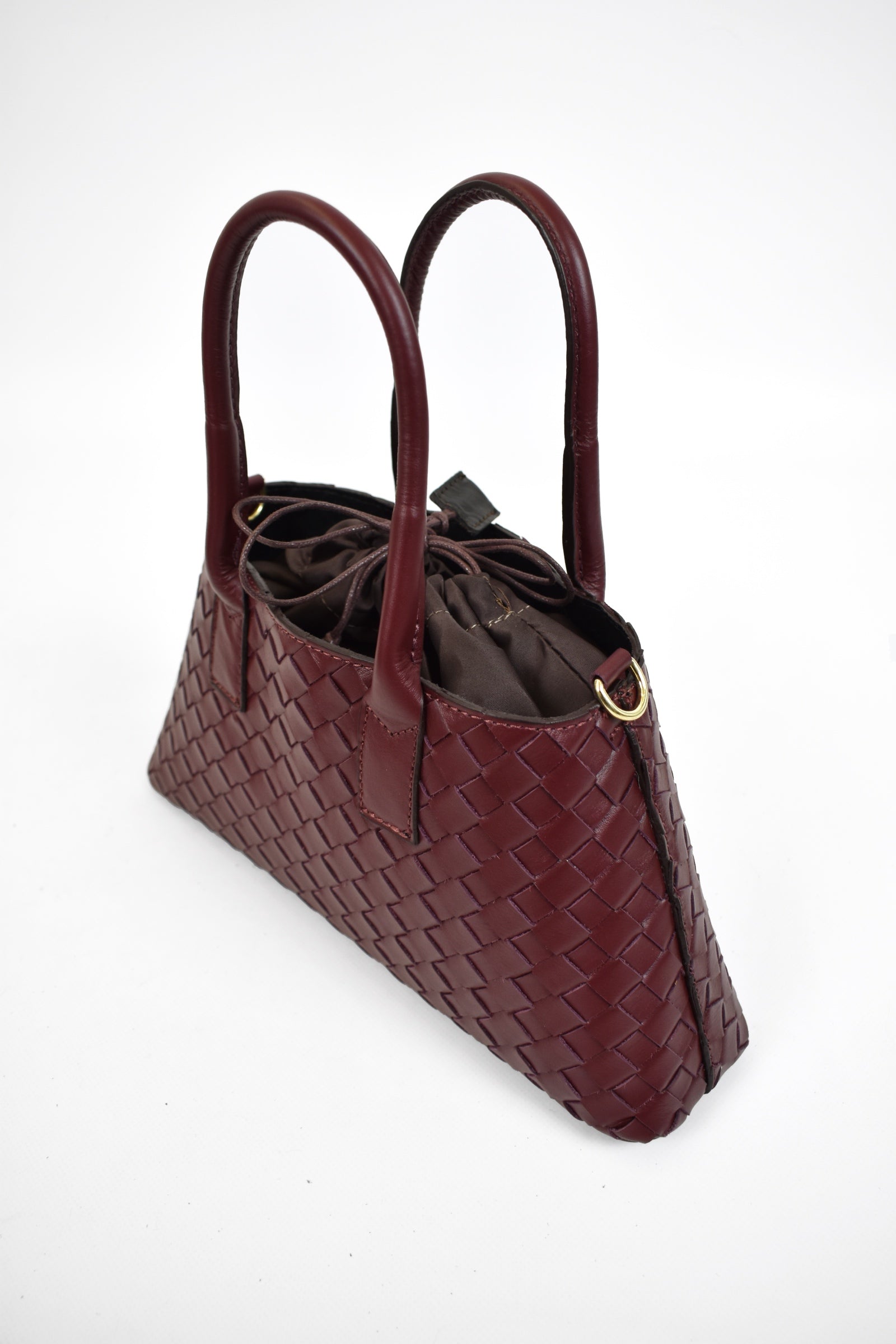 Borsa da donna modello ZOE. Realizzata in pelle intrecciata, dotata di beauty interno removibile, made in Italy, articolo 6037