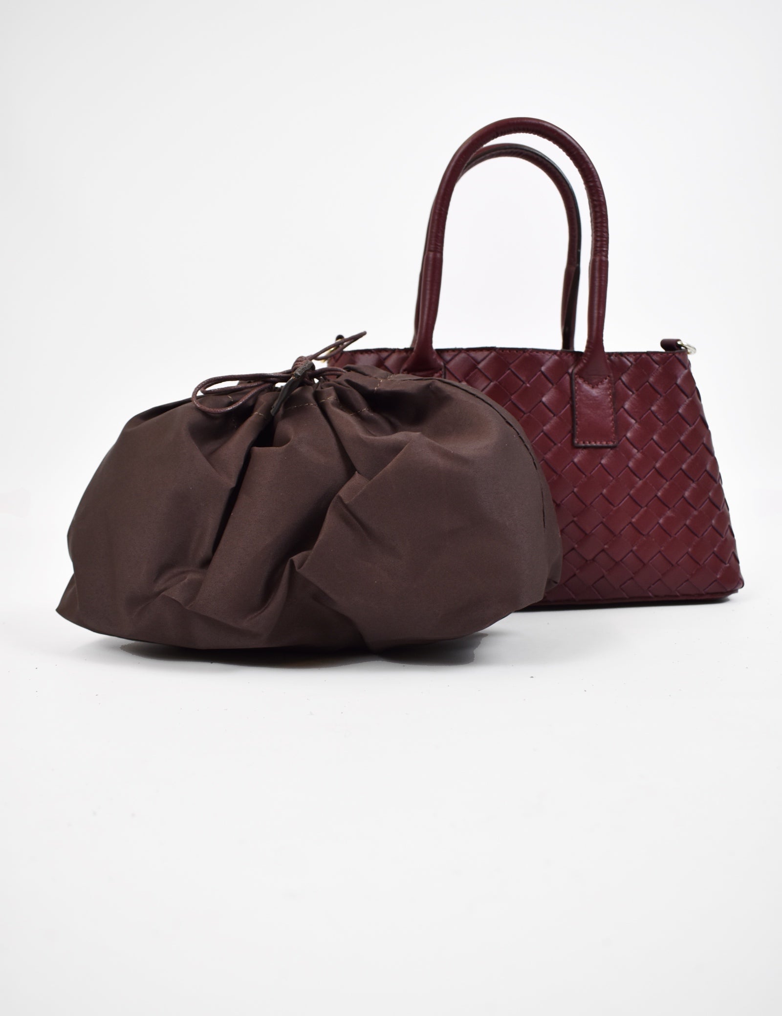 Borsa da donna modello ZOE. Realizzata in pelle intrecciata, dotata di beauty interno removibile, made in Italy, articolo 6037