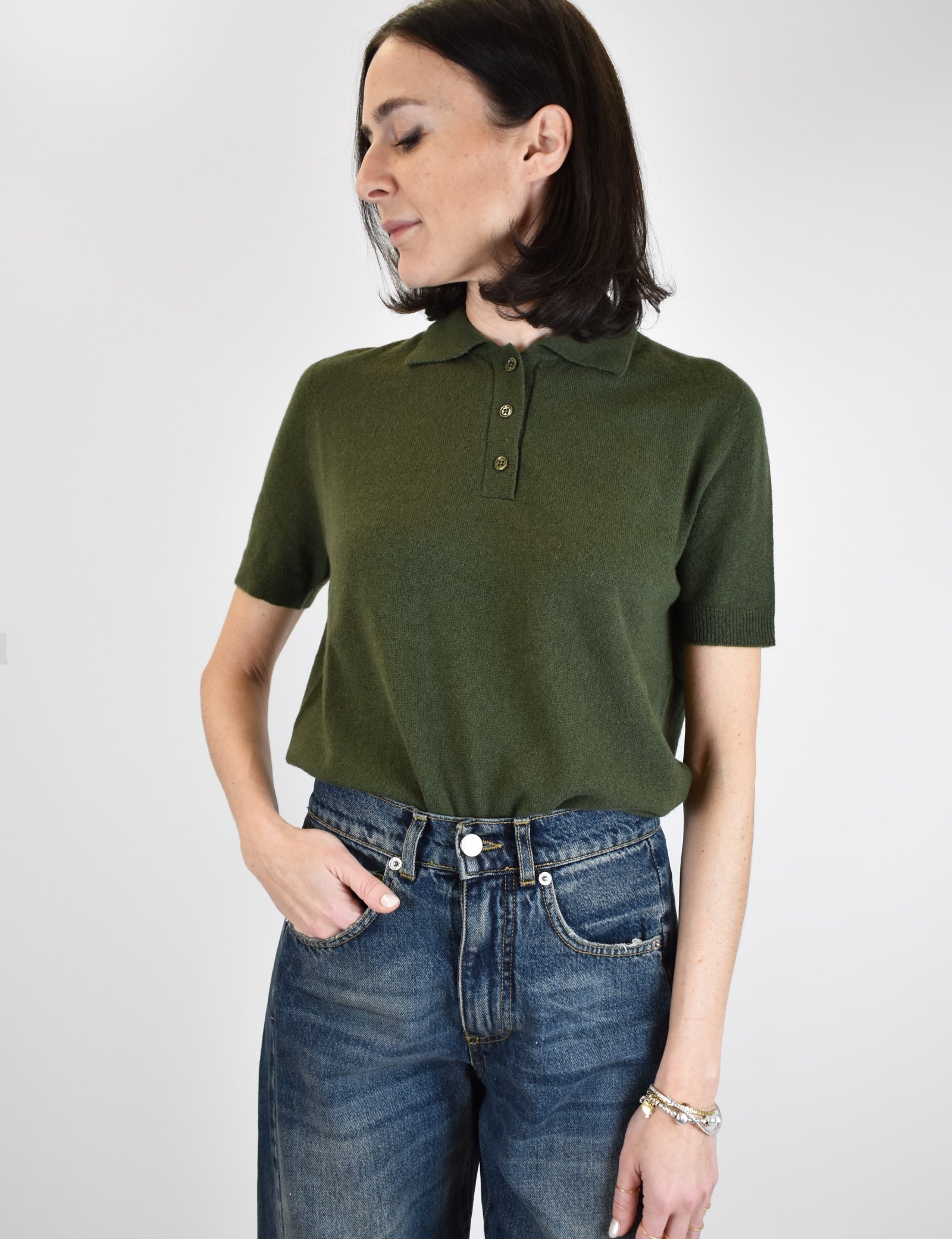 Polo realizzata completamente in filato lana e cachemire, chiusura con bottoni, manica corta, tinta unita, brand ViCOLO, articolo M22017F