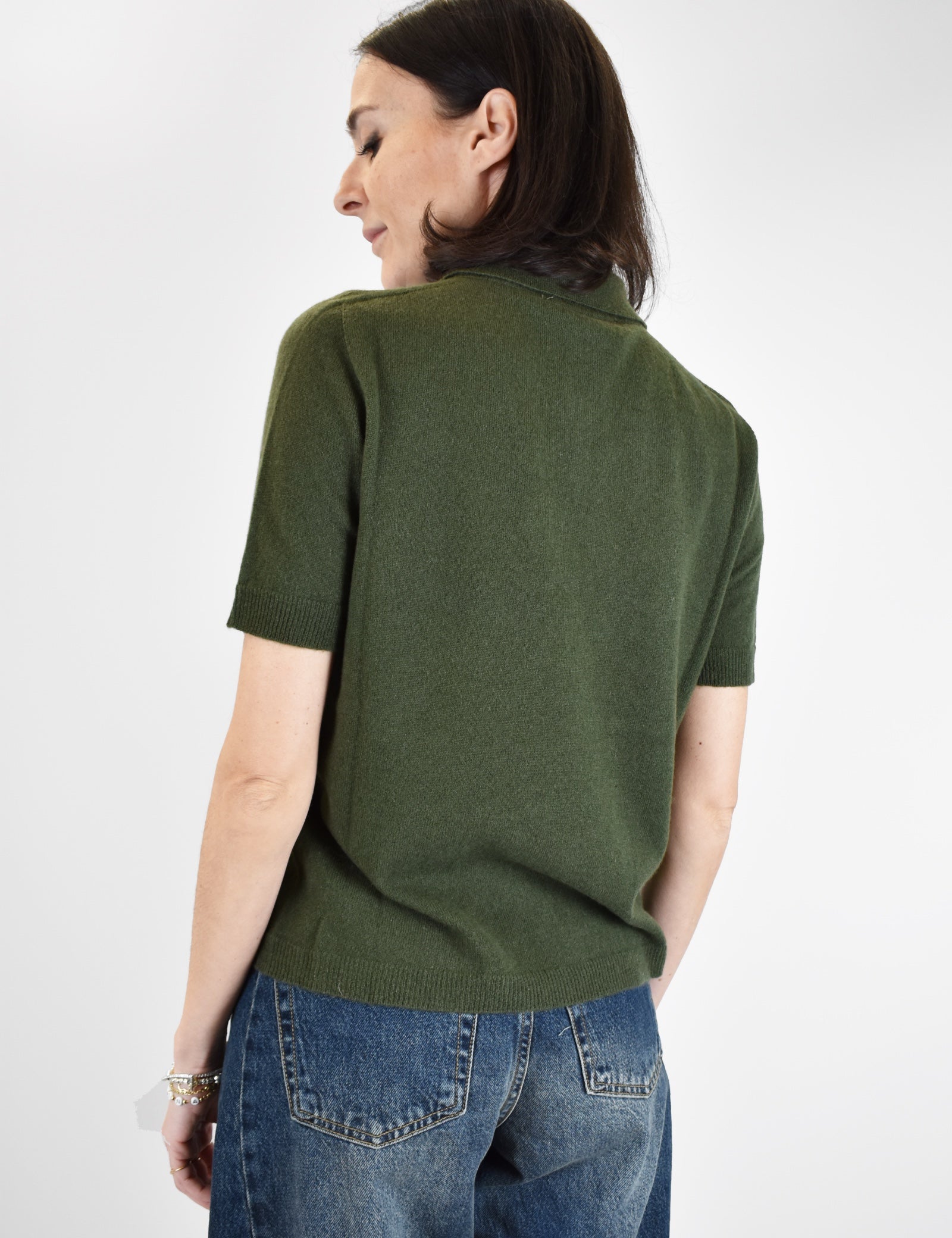 Polo realizzata completamente in filato lana e cachemire, chiusura con bottoni, manica corta, tinta unita, brand ViCOLO, articolo M22017F