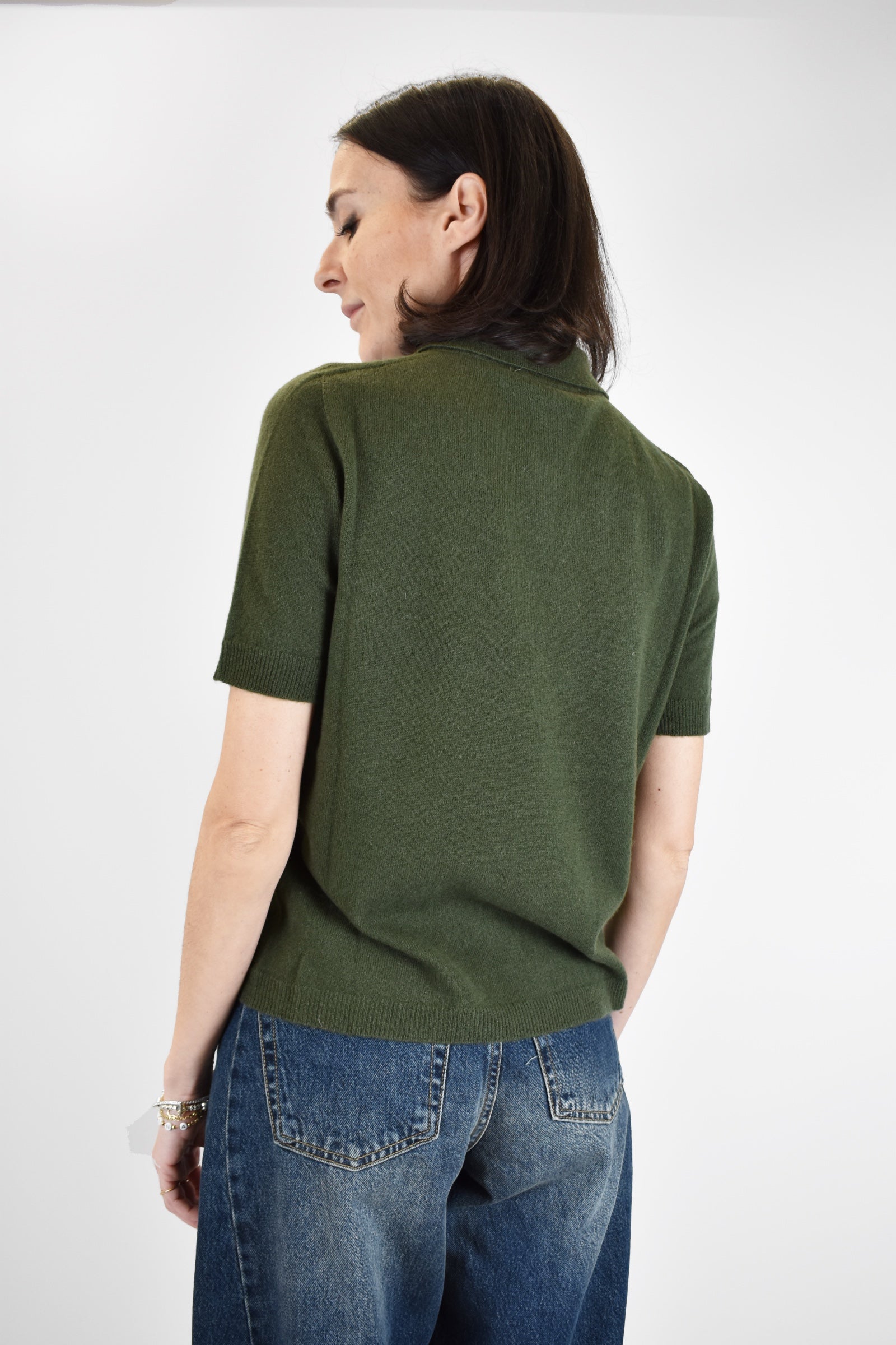 Polo realizzata completamente in filato lana e cachemire, chiusura con bottoni, manica corta, tinta unita, brand ViCOLO, articolo M22017F