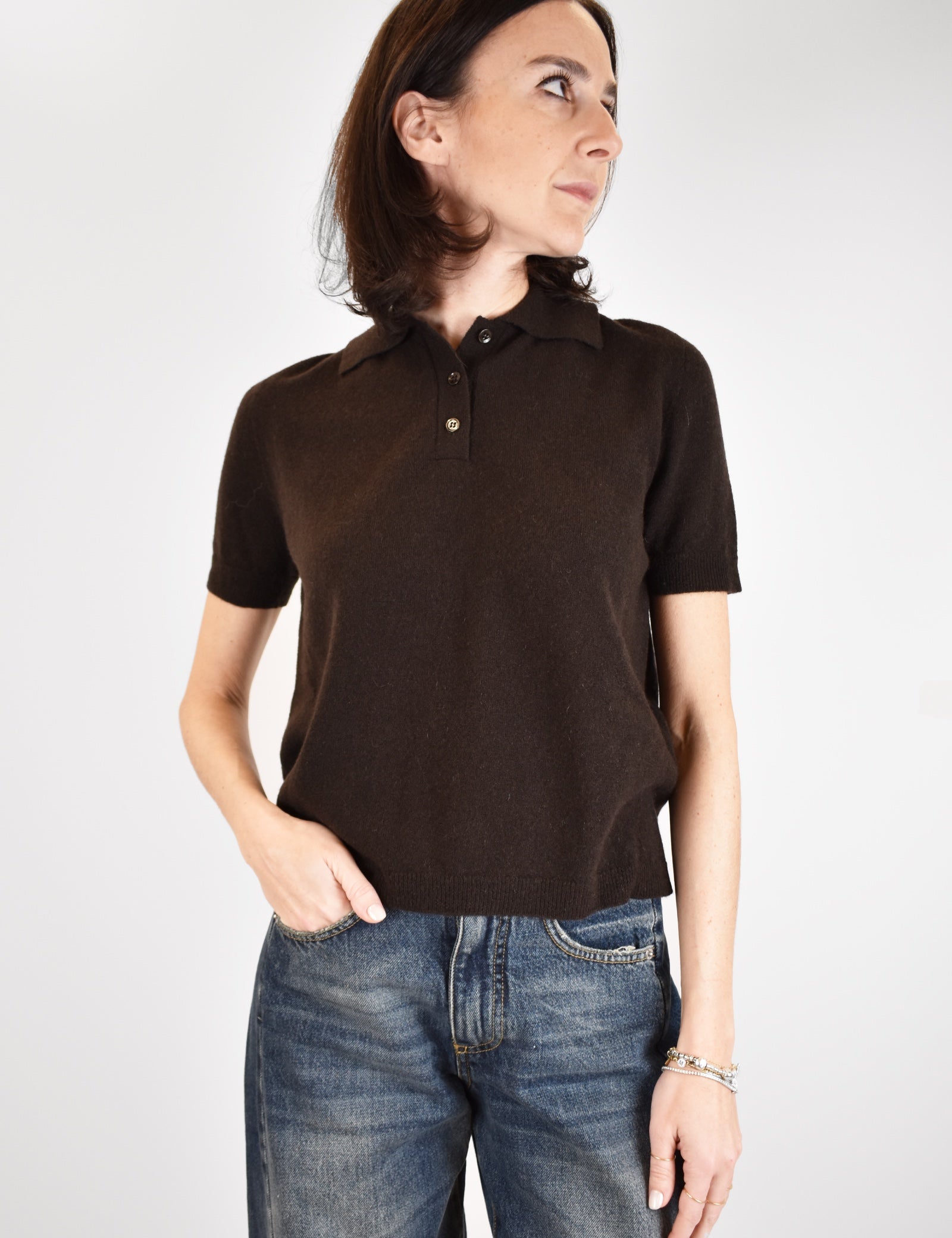 Polo realizzata completamente in filato lana e cachemire, chiusura con bottoni, manica corta, tinta unita, brand ViCOLO, articolo M22017F