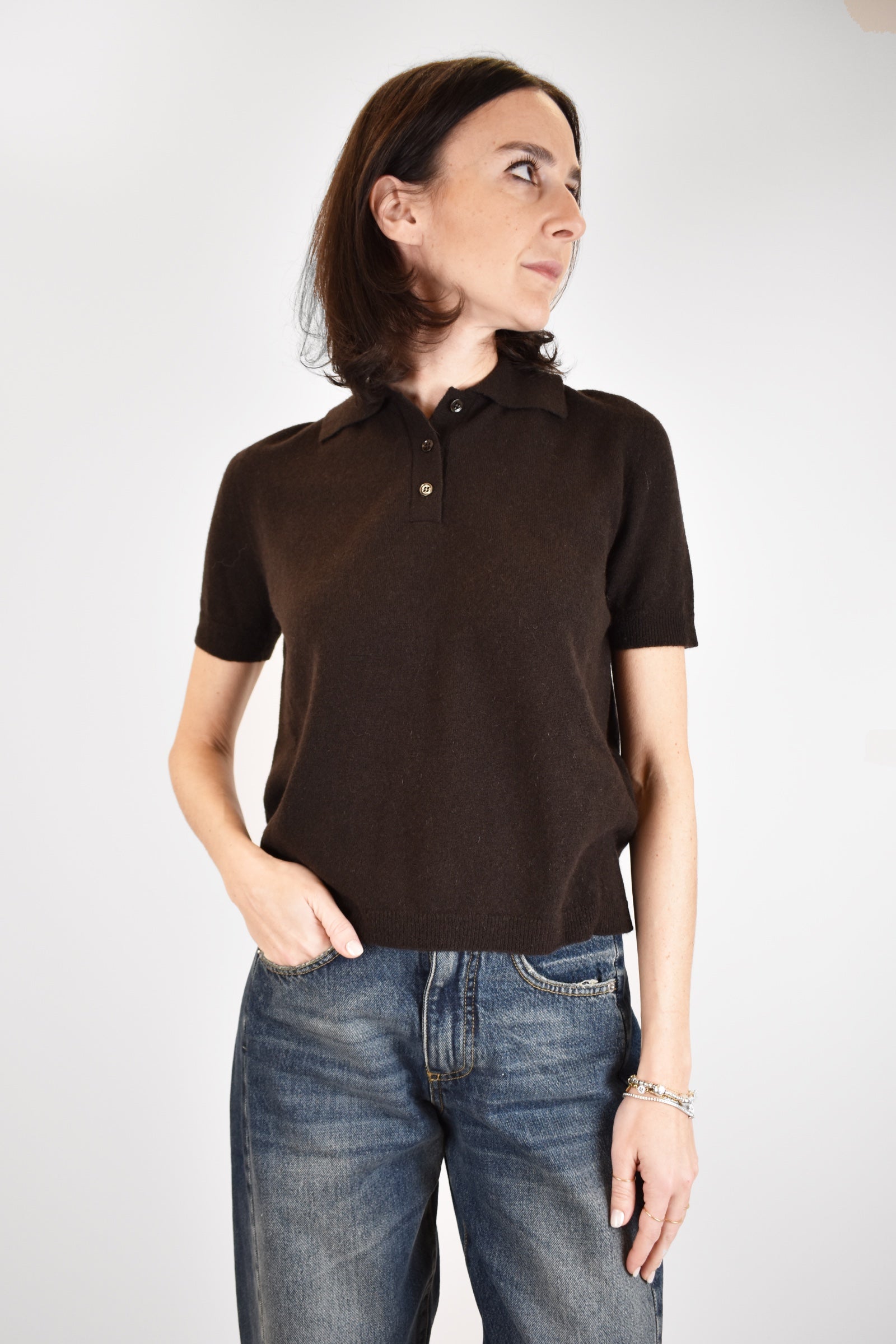 Polo realizzata completamente in filato lana e cachemire, chiusura con bottoni, manica corta, tinta unita, brand ViCOLO, articolo M22017F