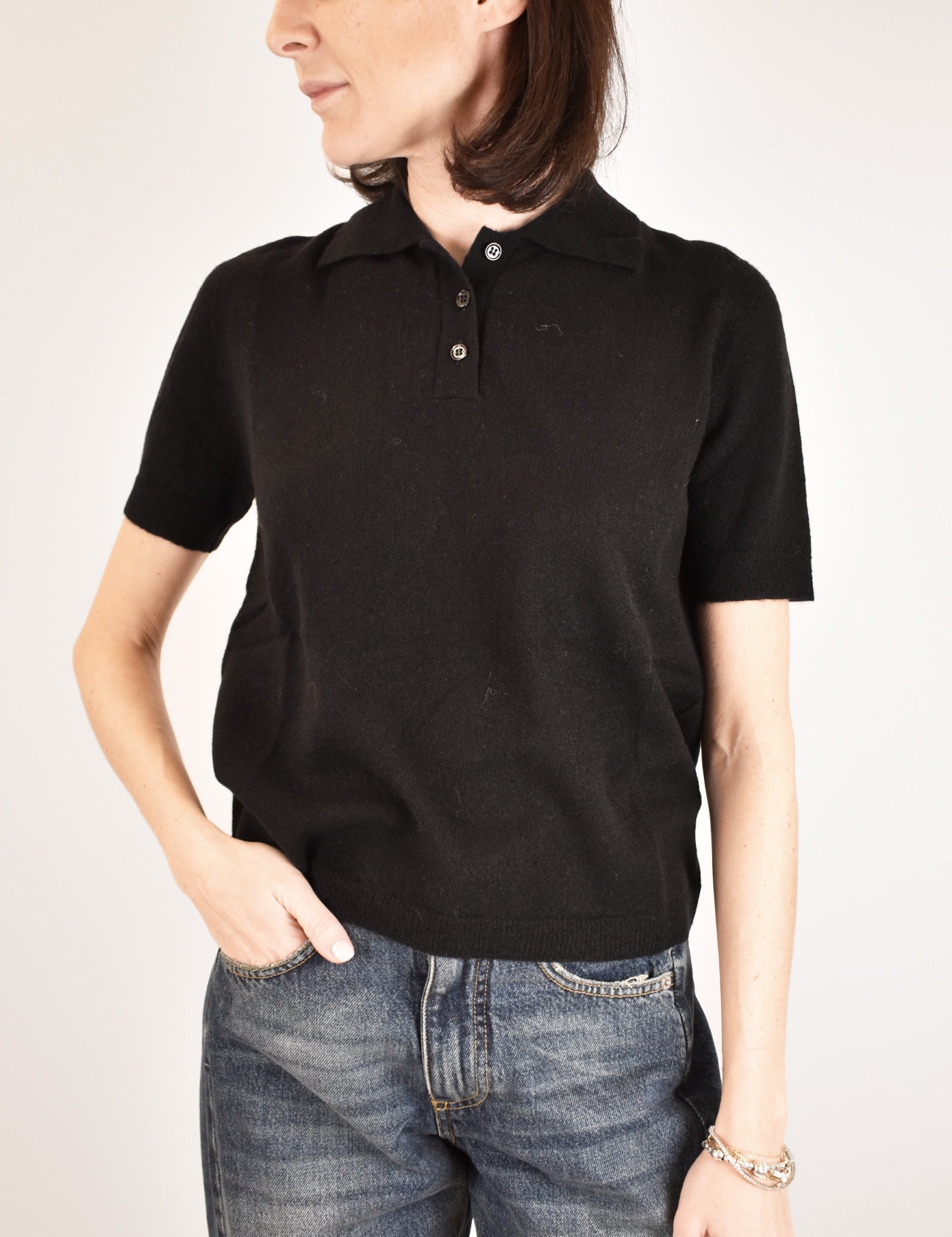 Polo realizzata completamente in filato lana e cachemire, chiusura con bottoni, manica corta, tinta unita, made in Italy, brand ViCOLO, articolo M22017F