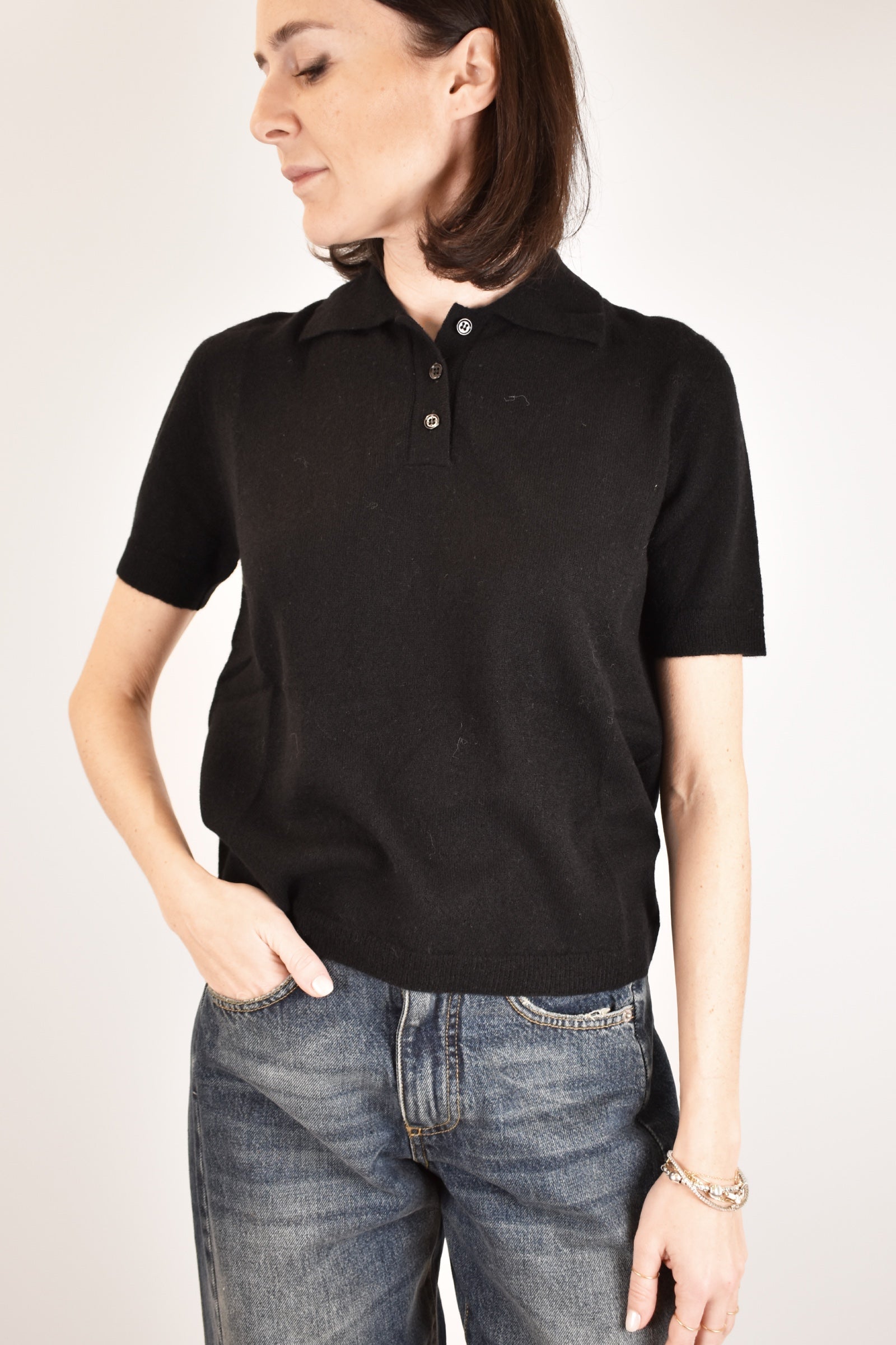 Polo realizzata completamente in filato lana e cachemire, chiusura con bottoni, manica corta, tinta unita, made in Italy, brand ViCOLO, articolo M22017F