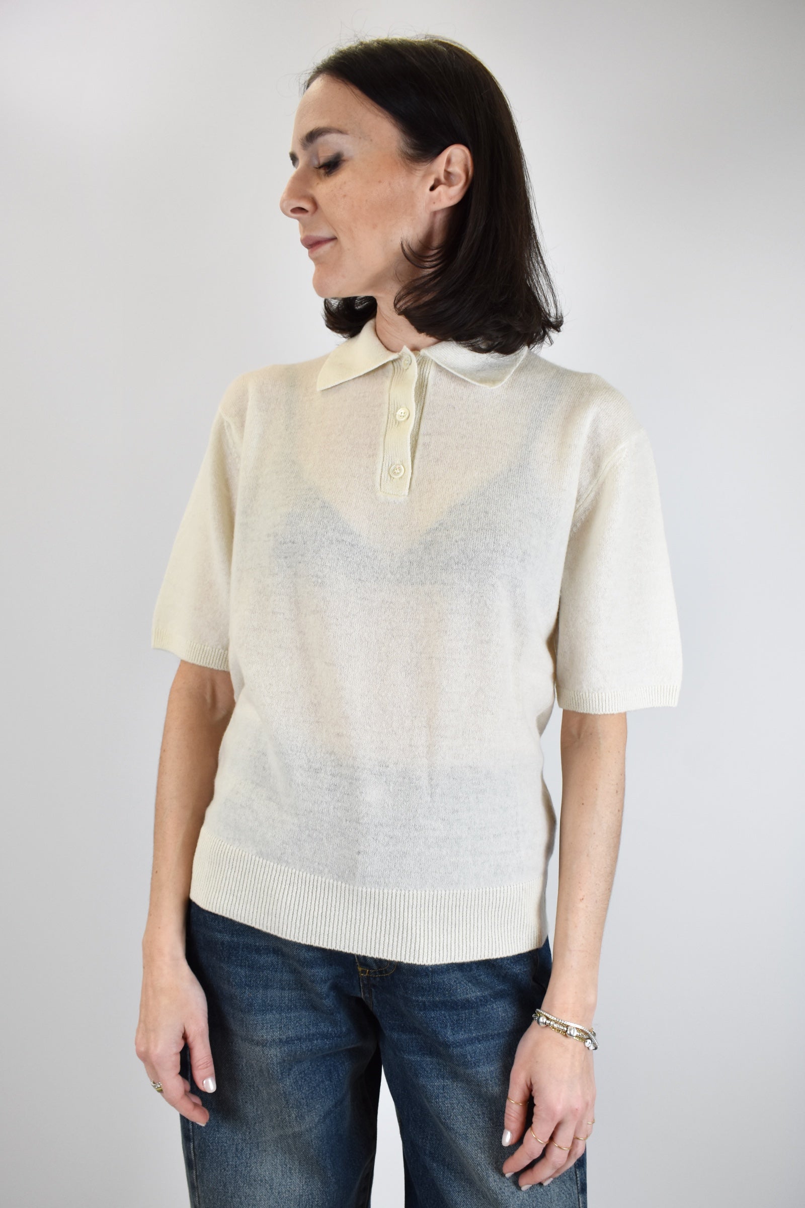 Polo realizzata completamente in filato lana e cachemire, chiusura con bottoni, manica corta, tinta unita, brand ViCOLO, articolo M22017F