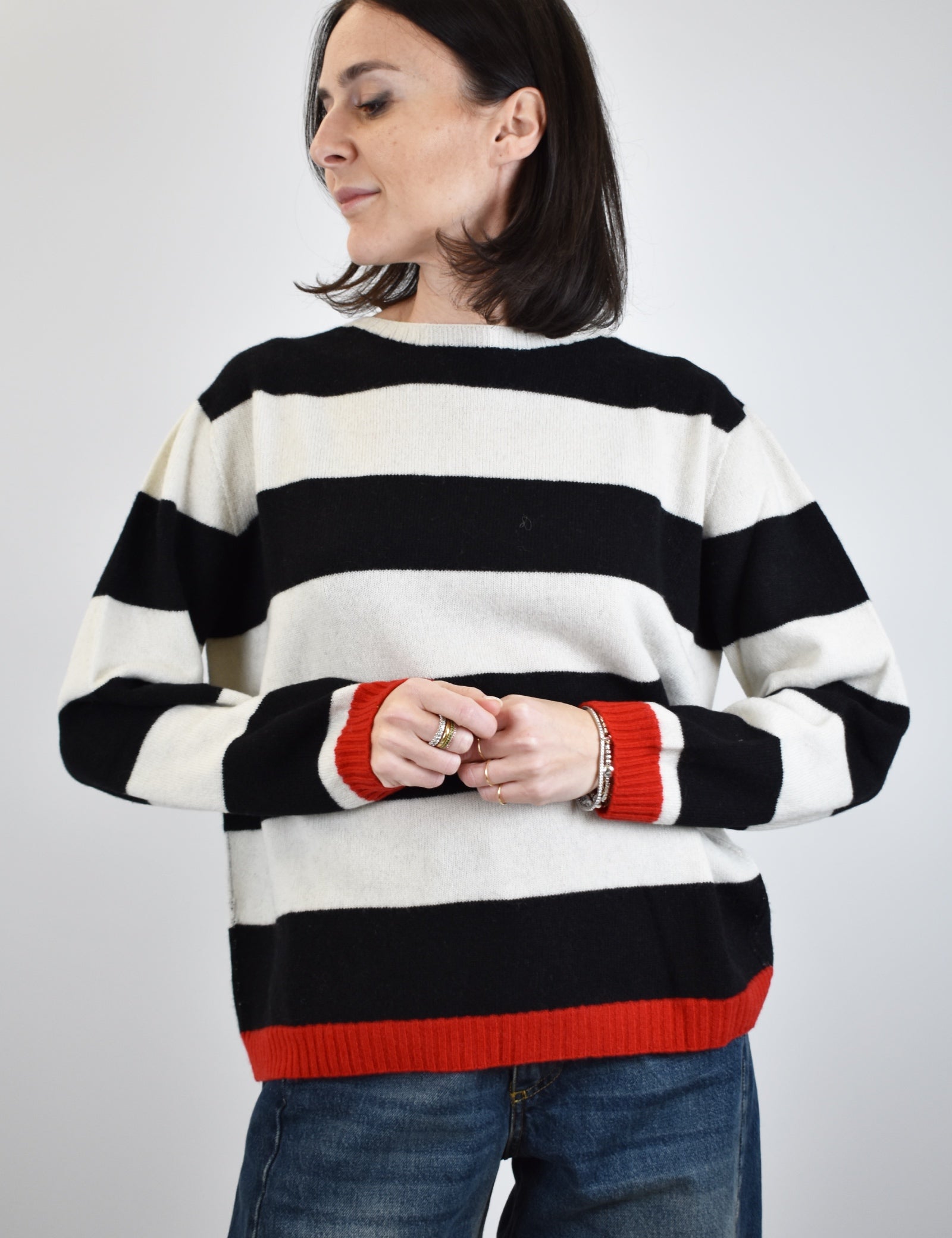 Maglia da donna a righe, realizzata in lana e cachemire, made in italy, colore bianco e nero con dettagli rossi, brand ViCOLO, articolo M77087F