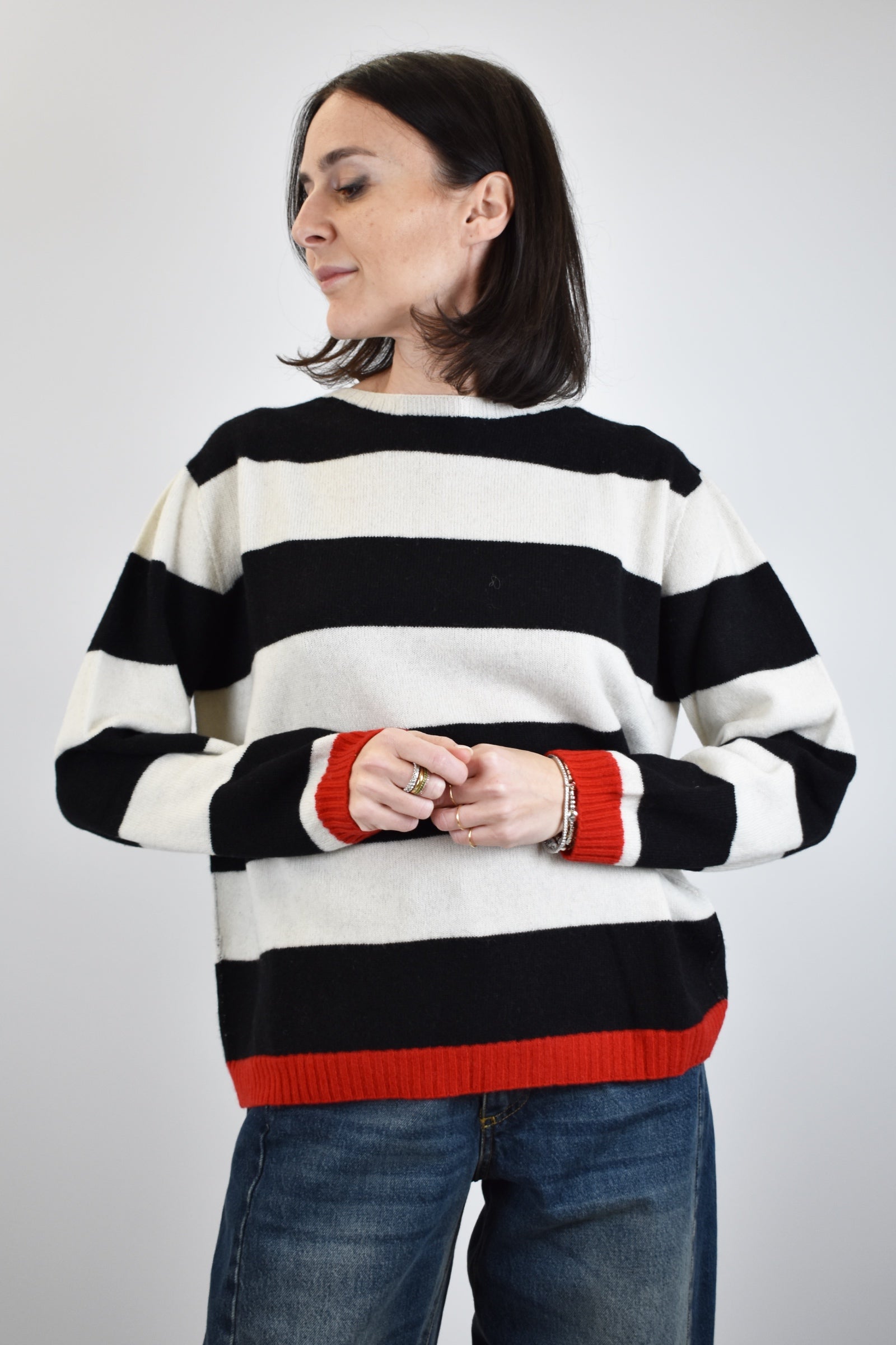 Maglia da donna a righe, realizzata in lana e cachemire, made in italy, colore bianco e nero con dettagli rossi, brand ViCOLO, articolo M77087F