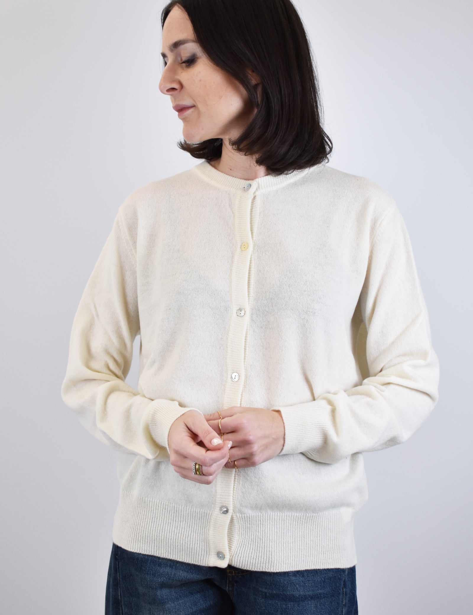 Maglia modello rebecchina in filato 80% lana, realizzata in Italia, bottoni effetto madreperla, brand HaveOne, articolo MNC-P431