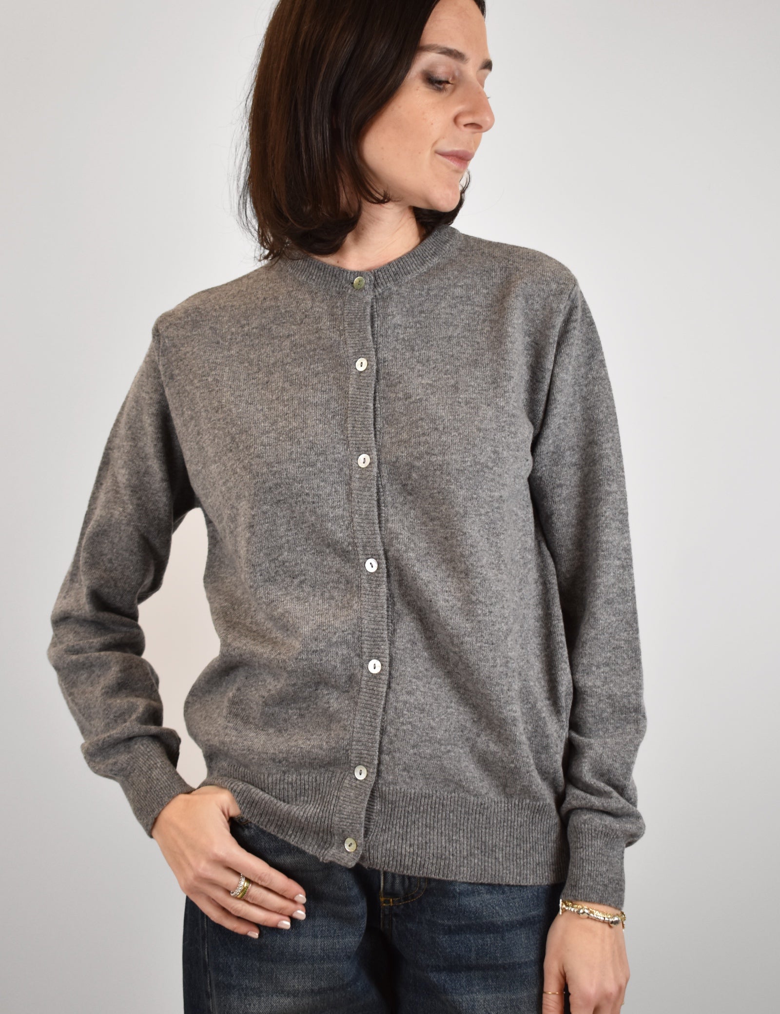 Maglia modello rebecchina in filato 80% lana, realizzata in Italia, bottoni effetto madreperla, brand HaveOne, articolo MNC-P431