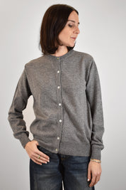 Maglia modello rebecchina in filato 80% lana, realizzata in Italia, bottoni effetto madreperla, brand HaveOne, articolo MNC-P431