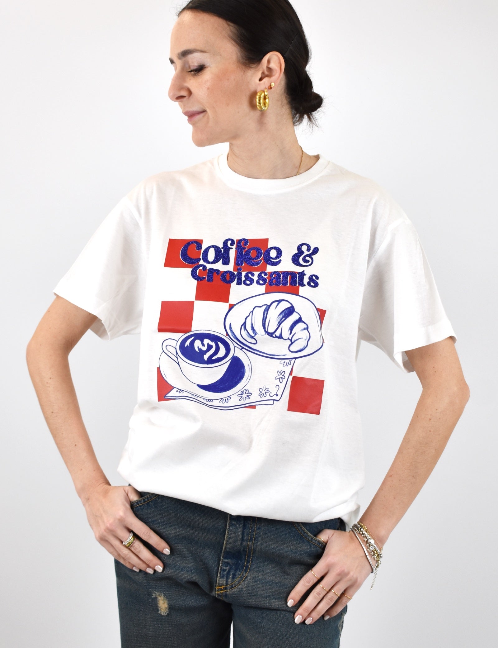 T-shirt da donna dal fit oversize con stampa "COFFEE & CROISSANTS", casual chic, brand Susy Mix, articolo tsh13