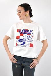 T-shirt da donna dal fit oversize con stampa "COFFEE & CROISSANTS", casual chic, brand Susy Mix, articolo tsh13