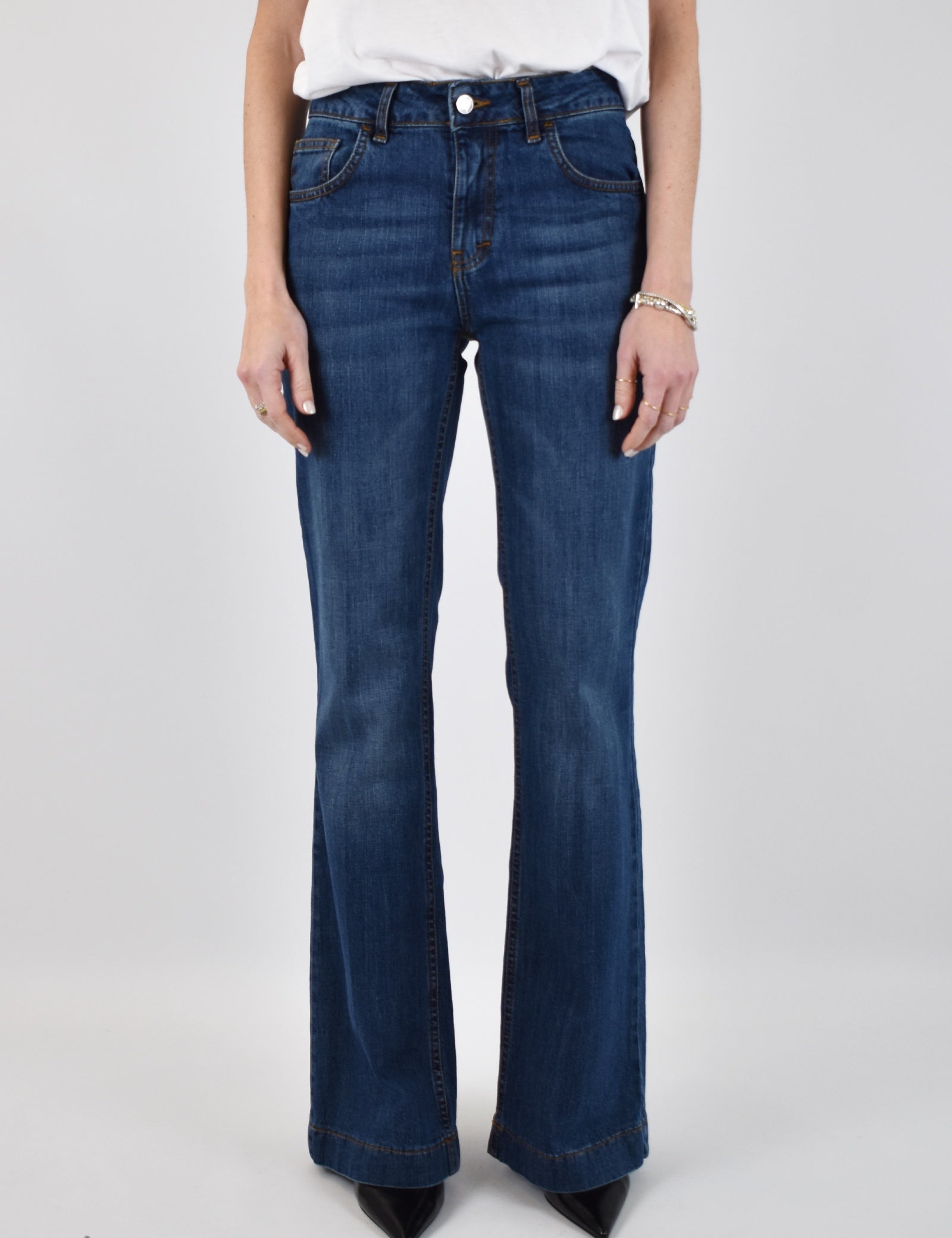 Jeans EMILY Susy Mix flare fit, lavaggio leggermente invecchiato, vita media e tasche abbottonate posteriori, casual chic, articolo jemilycrdsq