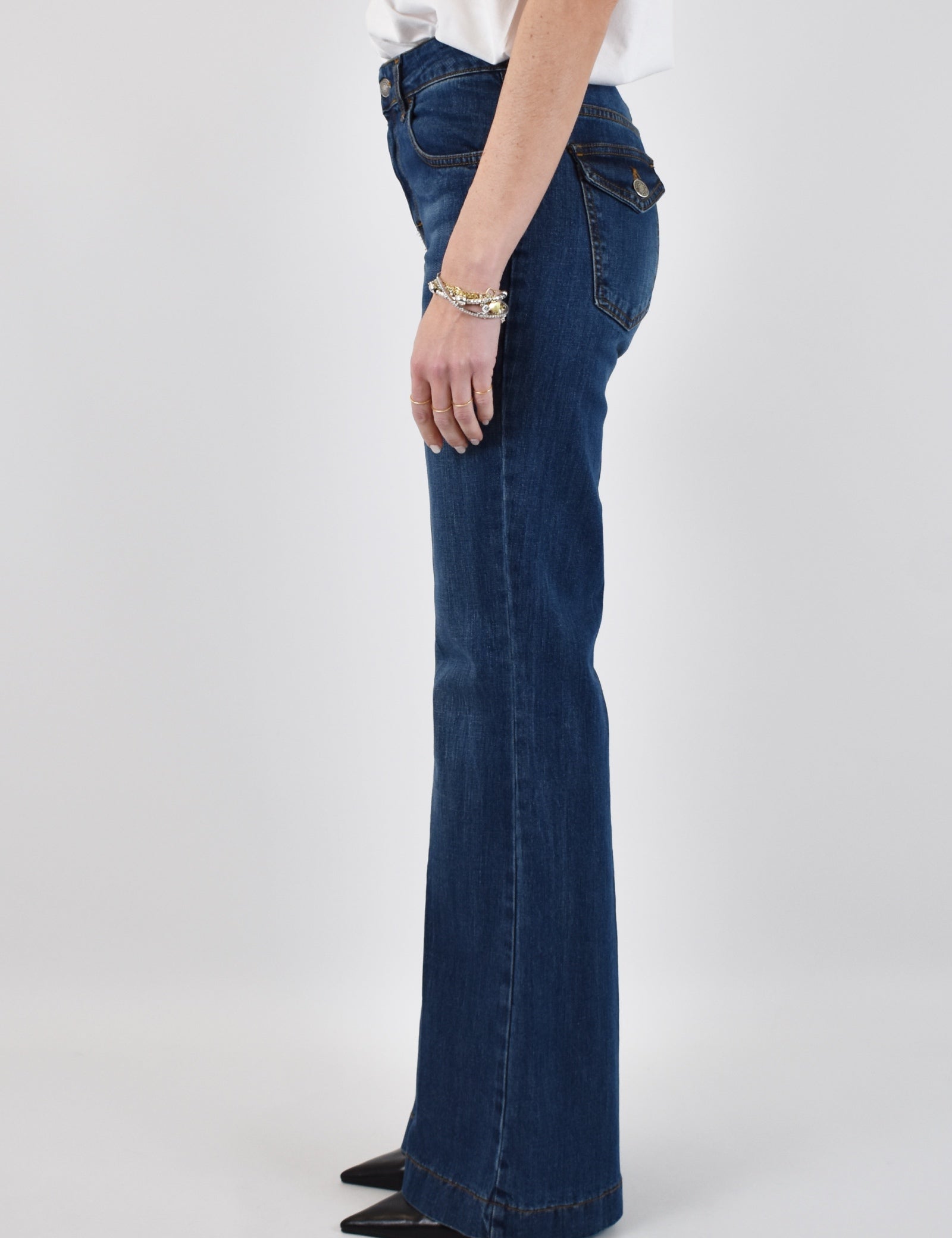 Jeans EMILY Susy Mix flare fit, lavaggio leggermente invecchiato, vita media e tasche abbottonate posteriori, casual chic, articolo jemilycrdsq