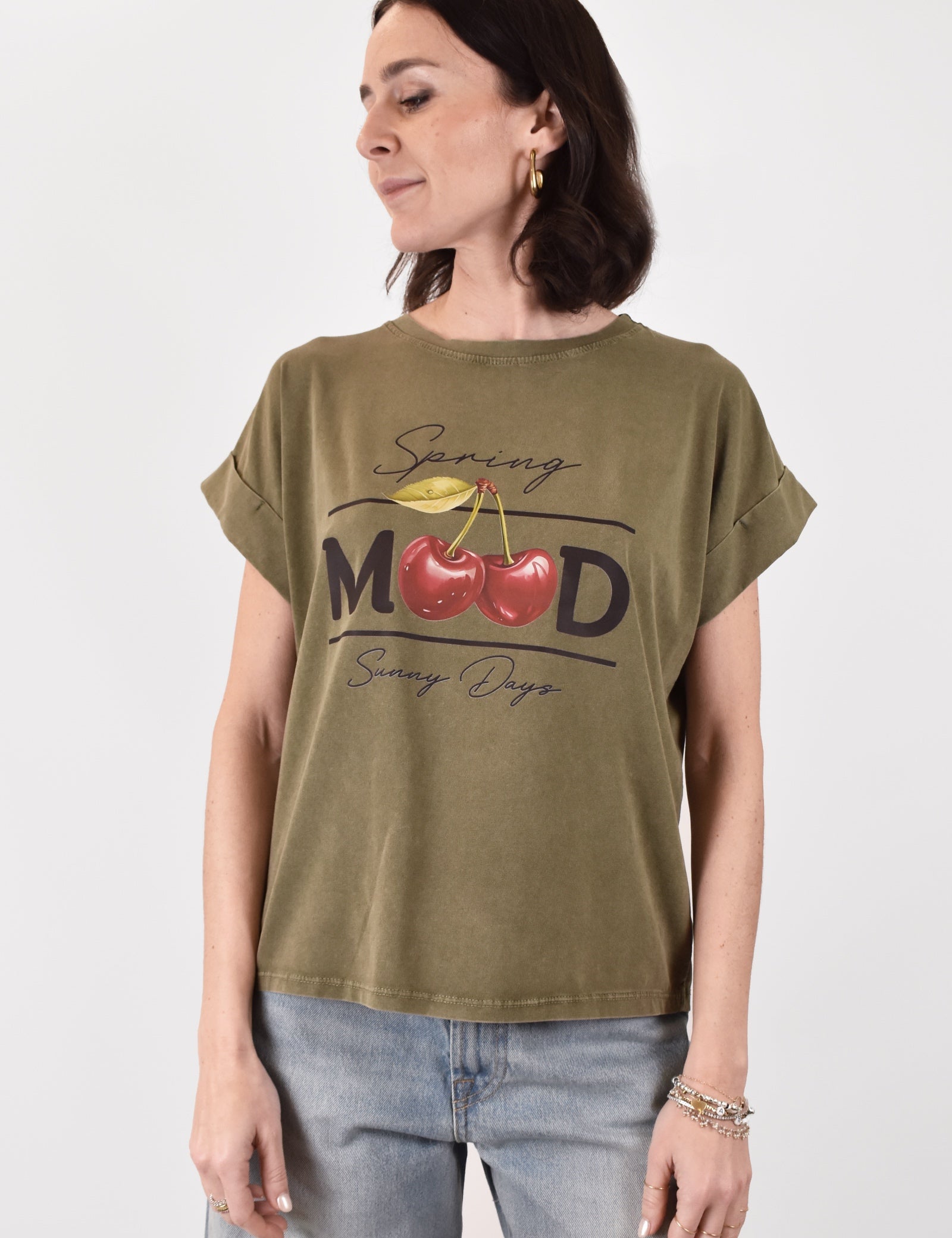 T-shirt Susy Mix con stampa cliege MOOD, spalla scesa e taglia unica, vestiblità morbida, casual chic, articolo 203M