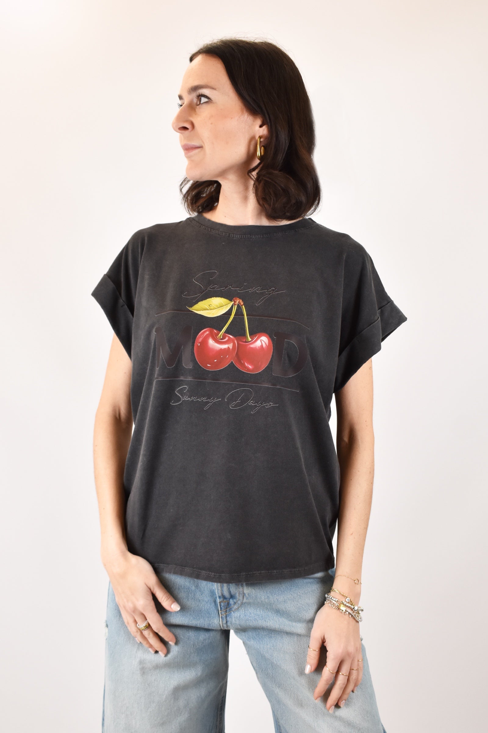 T-shirt Susy Mix con stampa cliege MOOD, spalla scesa e taglia unica, vestiblità morbida, casual chic, articolo 203M