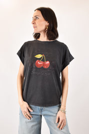 T-shirt Susy Mix con stampa cliege MOOD, spalla scesa e taglia unica, vestiblità morbida, casual chic, articolo 203M