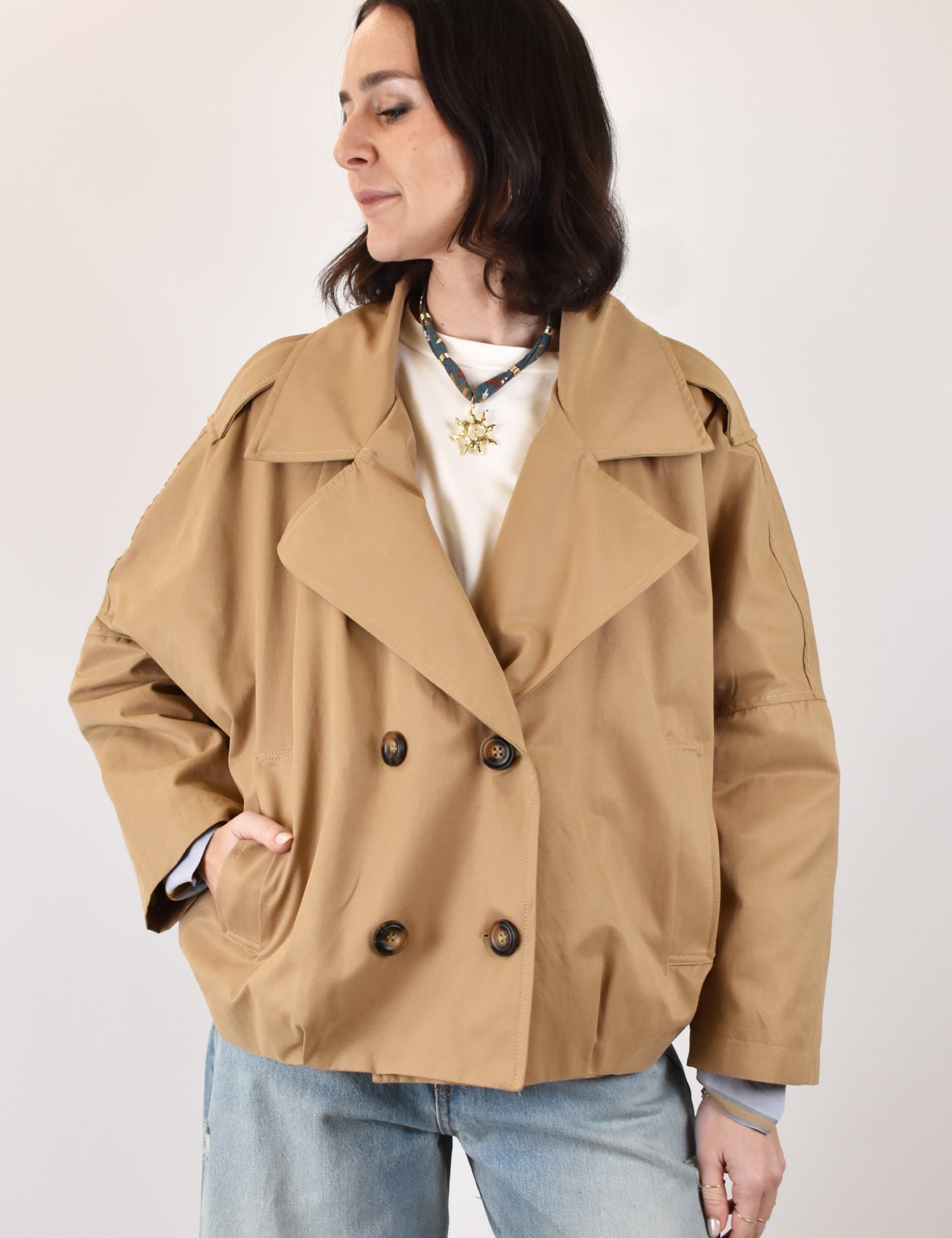 trench HaveOne da donna, modello corto doppiopetto con spalla scesa e elastico nella parte posteriore, casual chic, colore beige, articolo kvs-q018