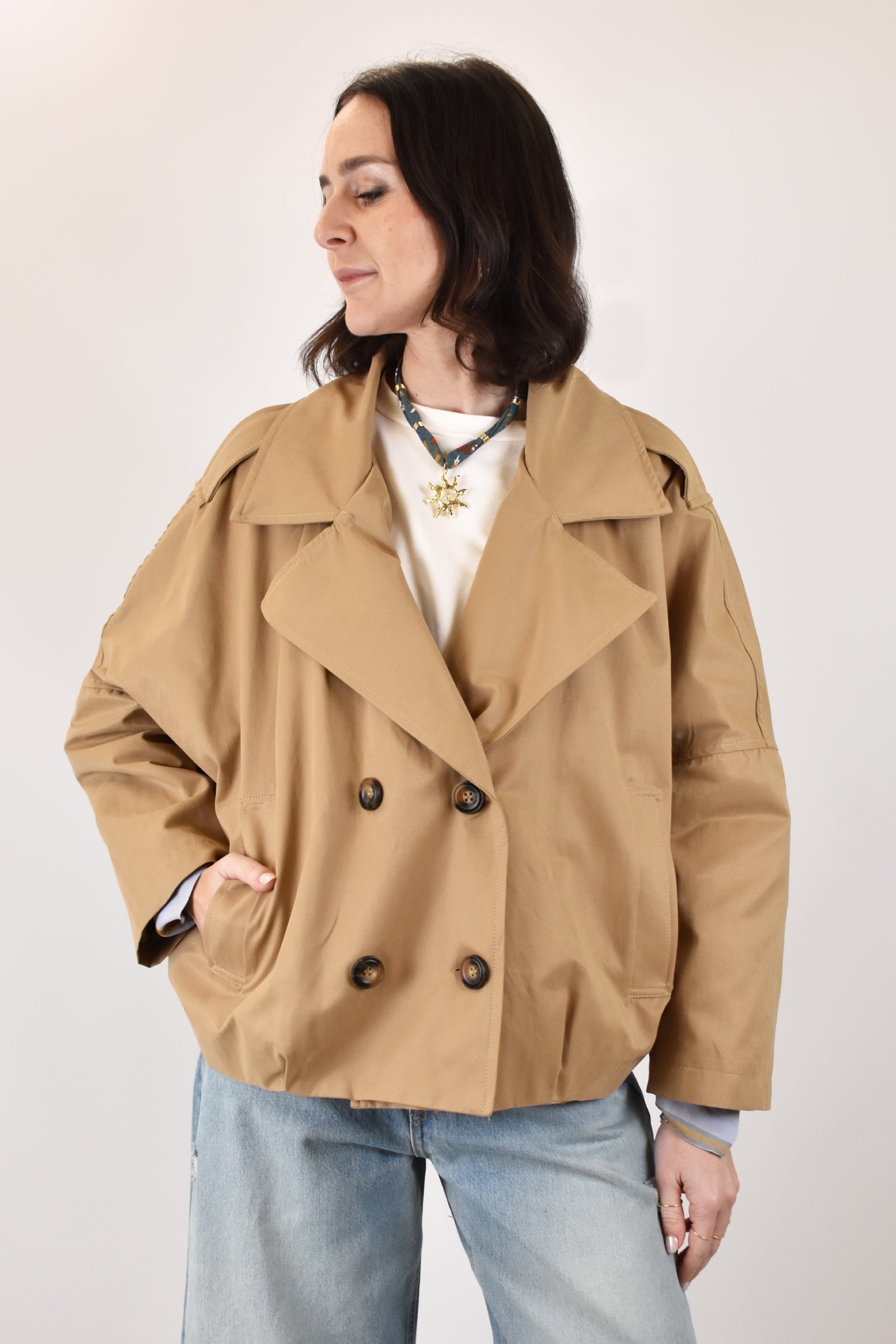 trench HaveOne da donna, modello corto doppiopetto con spalla scesa e elastico nella parte posteriore, casual chic, colore beige, articolo kvs-q018