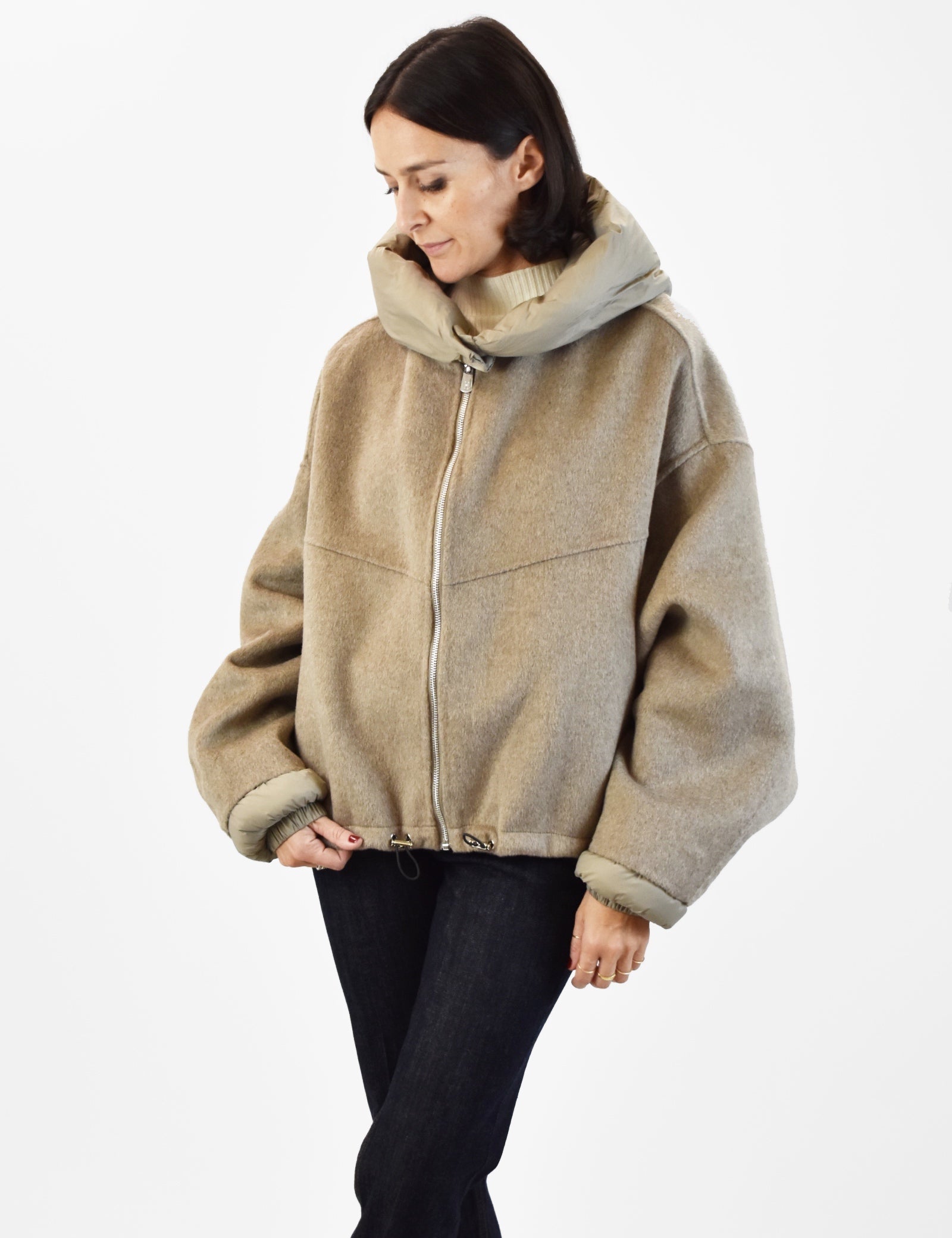 Bomber handmade con dettagli piumino removibili, brand HaveOne, vista frontale, colore tortora 