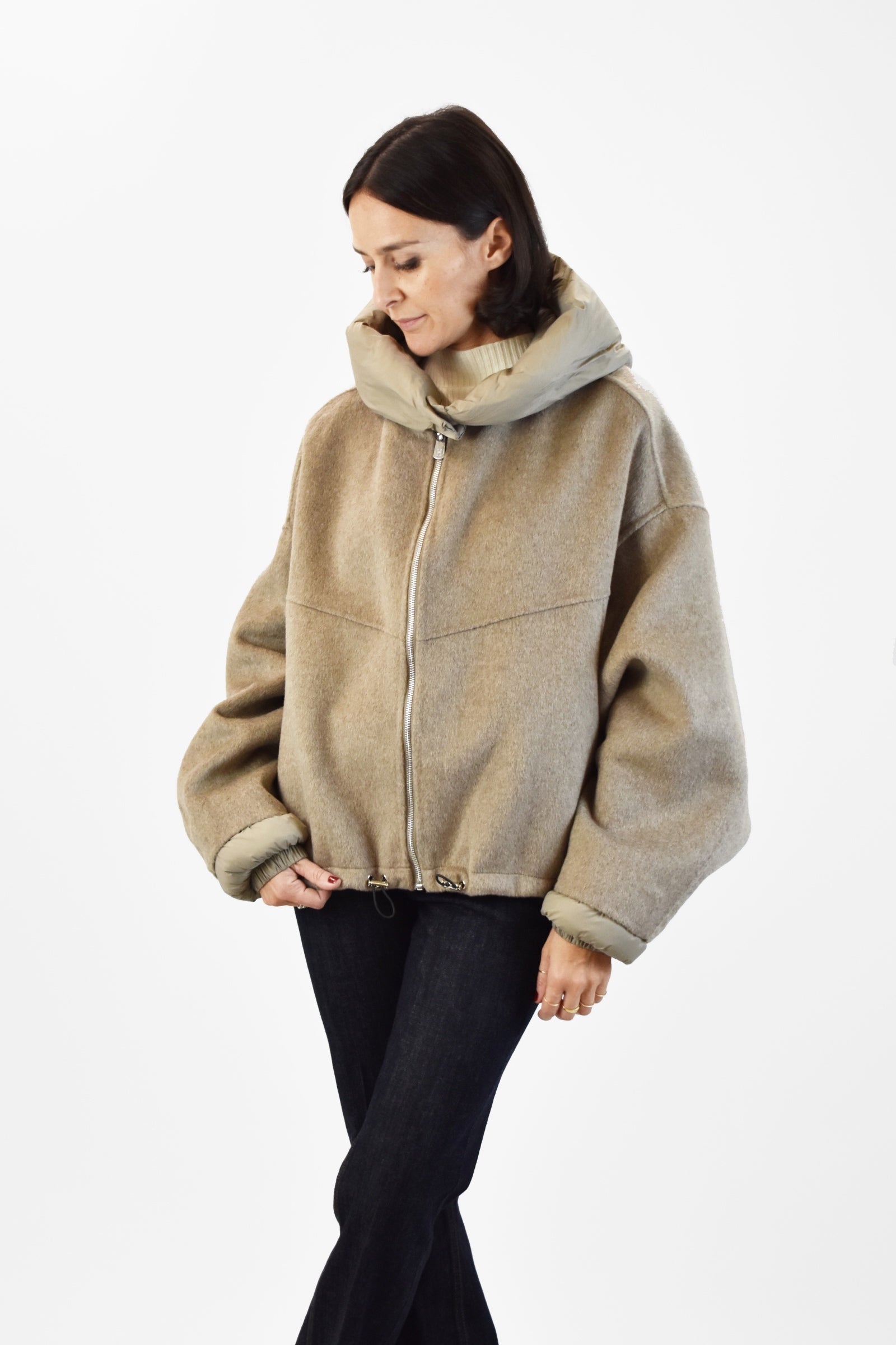 Bomber handmade con dettagli piumino removibili, brand HaveOne, vista frontale, colore tortora 