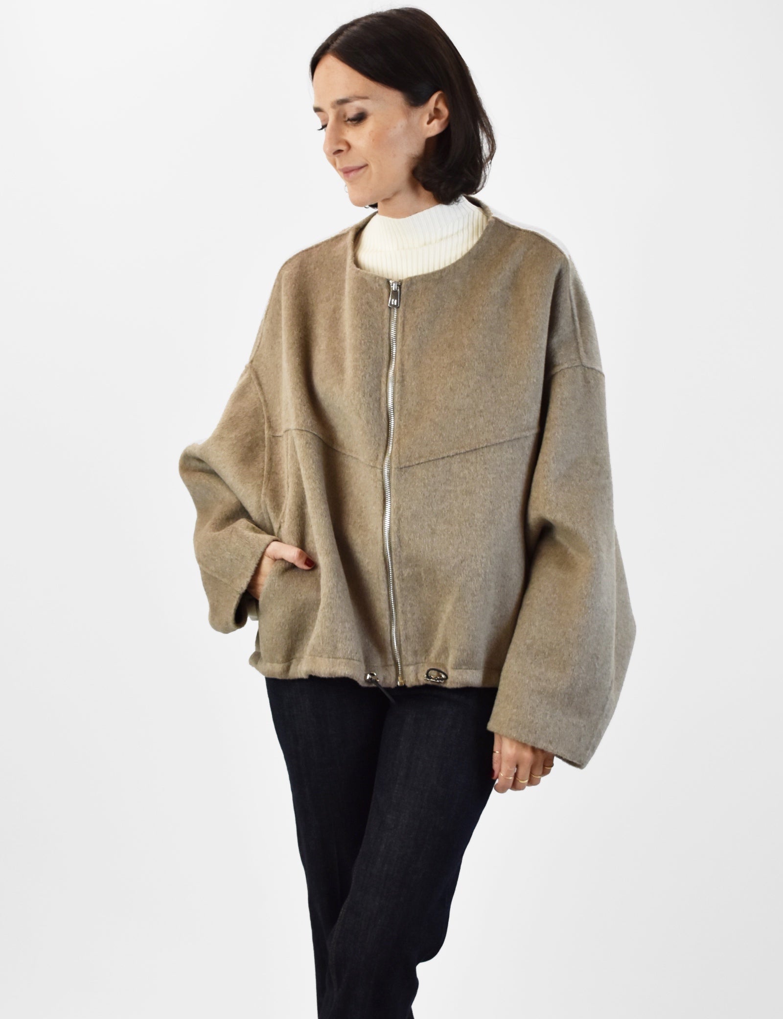 Bomber handmade con dettagli piumino removibili, brand HaveOne, vista frontale, colore tortora 