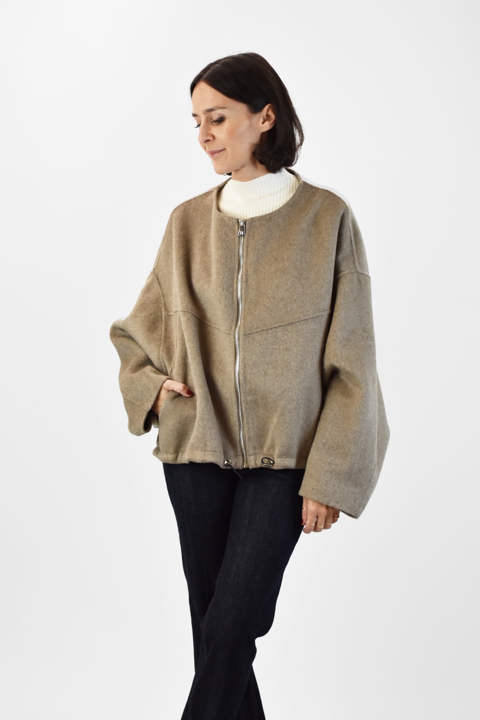 Bomber handmade con dettagli piumino removibili, brand HaveOne, vista frontale, colore tortora 