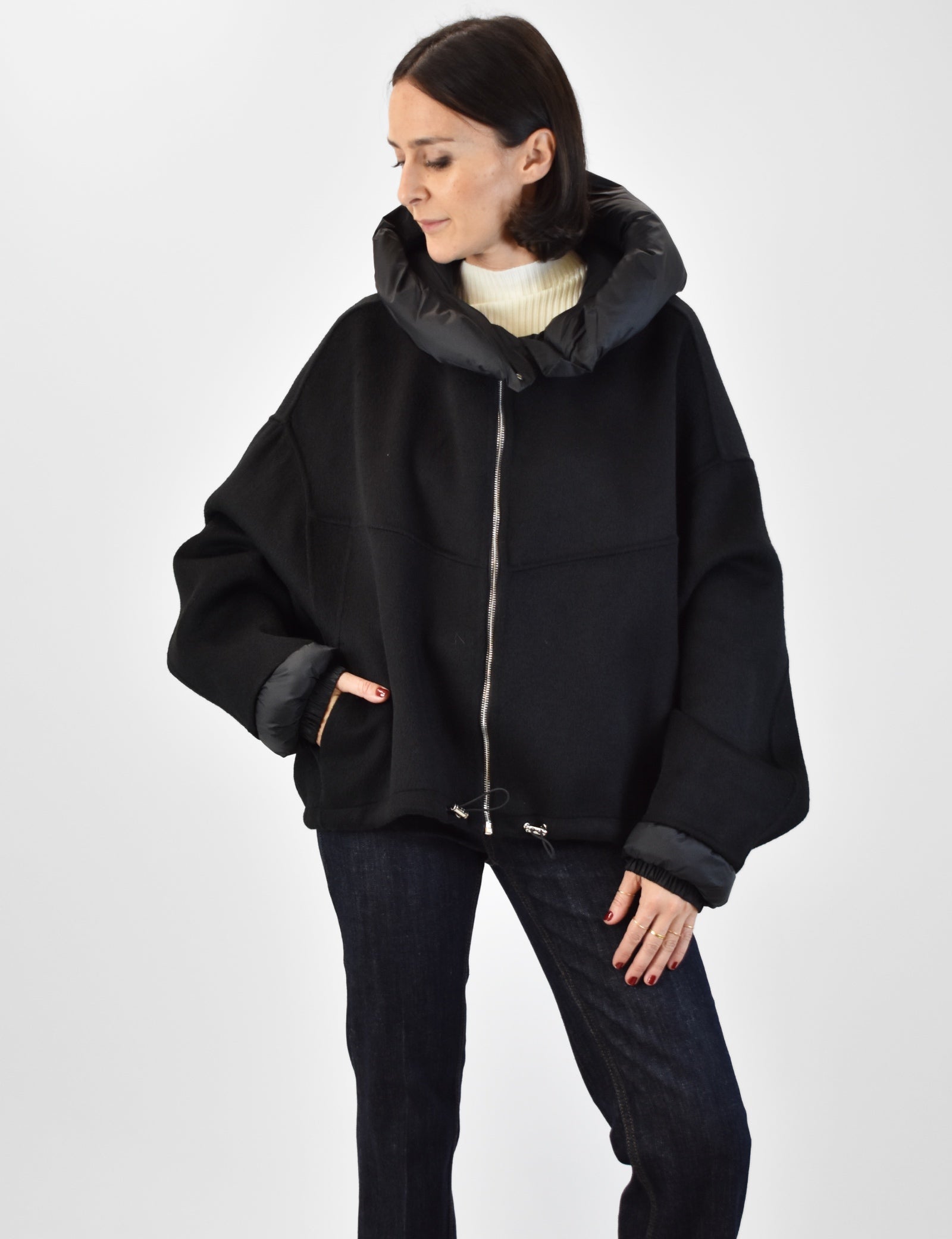 Bomber handmade con dettagli piumino removibili, brand HaveOne, vista frontale, colore nero 