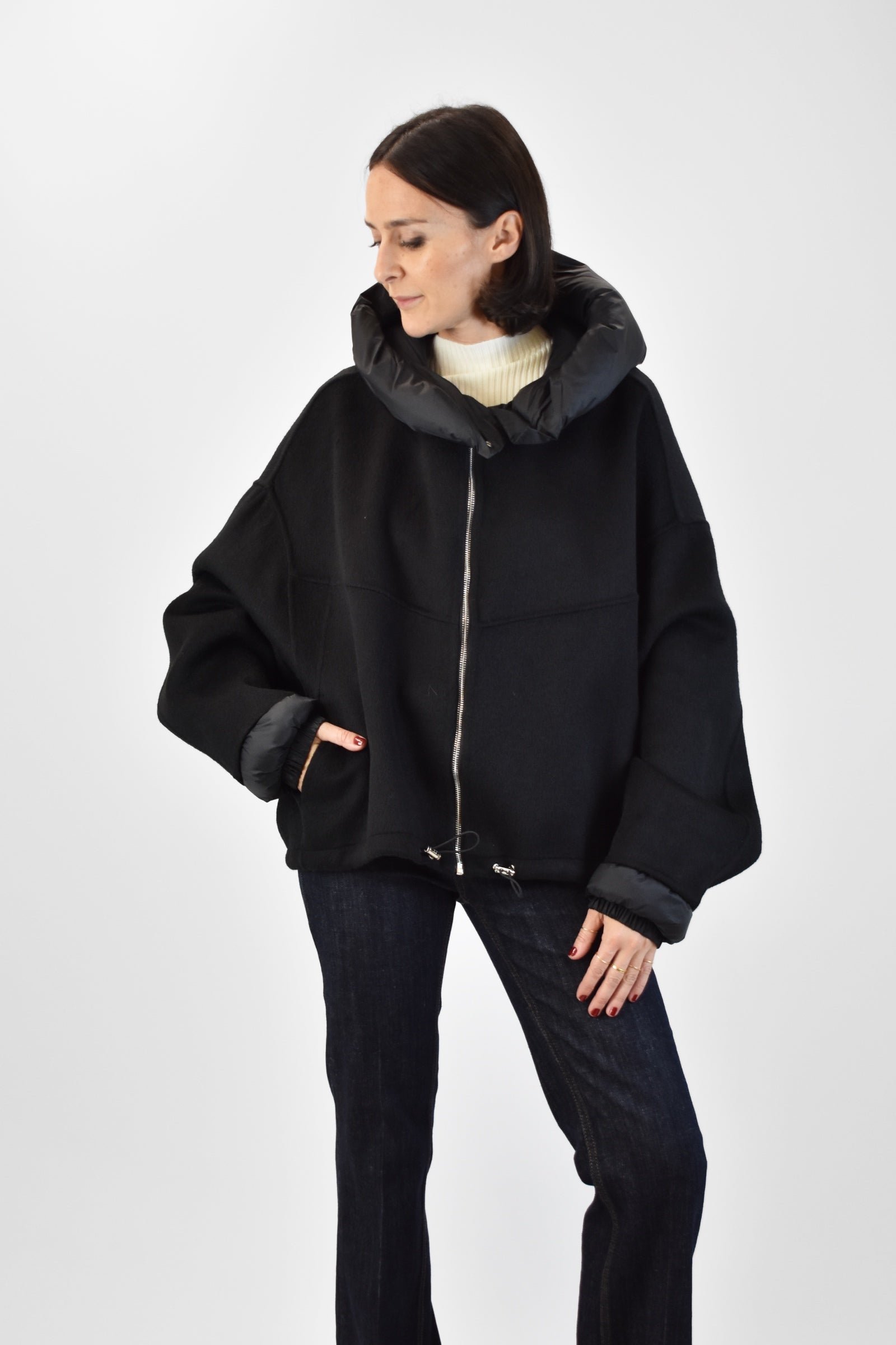 Bomber handmade con dettagli piumino removibili, brand HaveOne, vista frontale, colore nero 