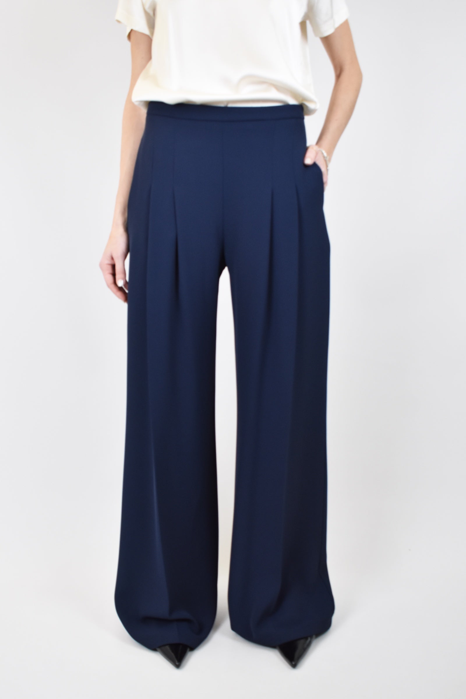 Pantalone ampio con pinces