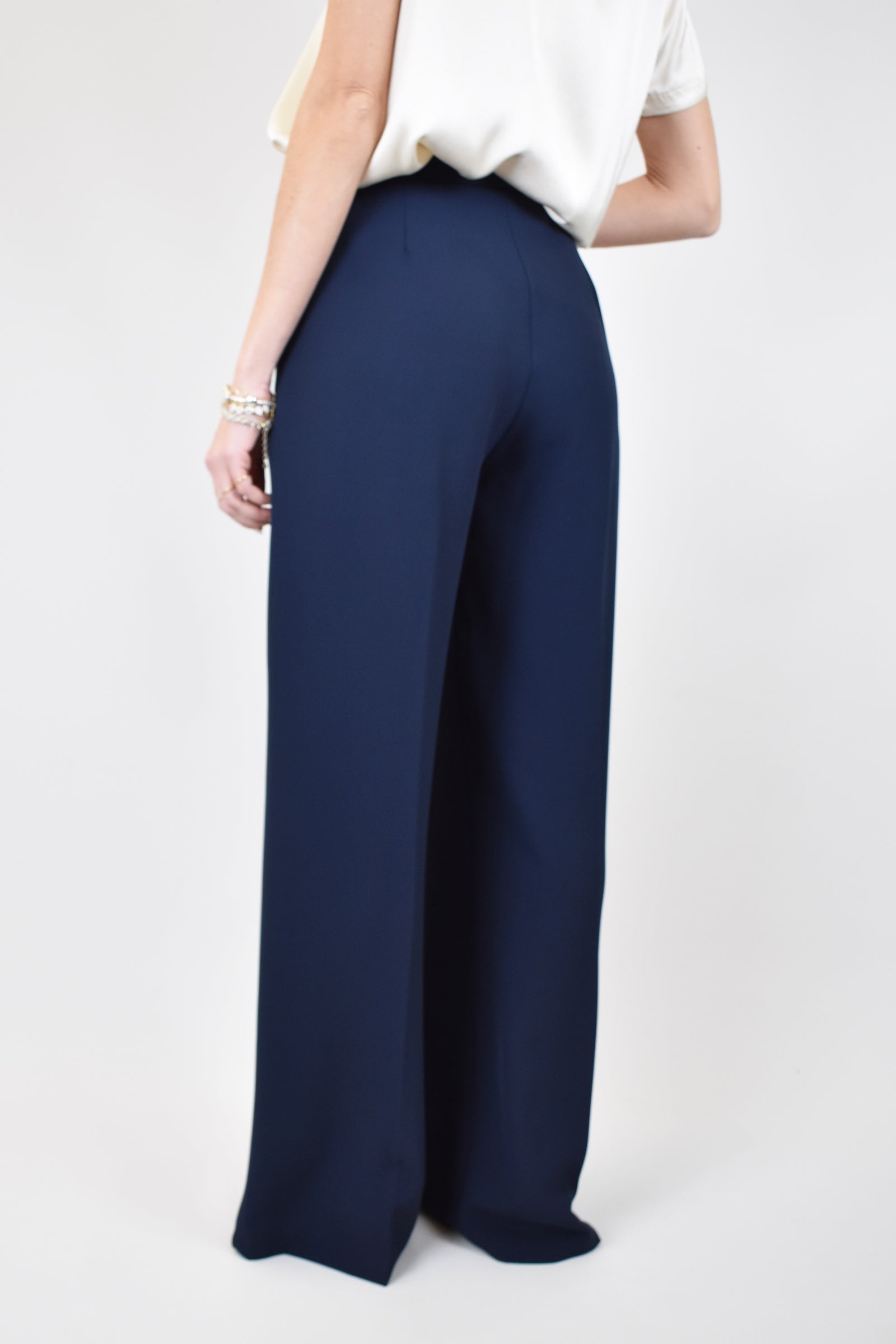 Pantalone ampio con pinces