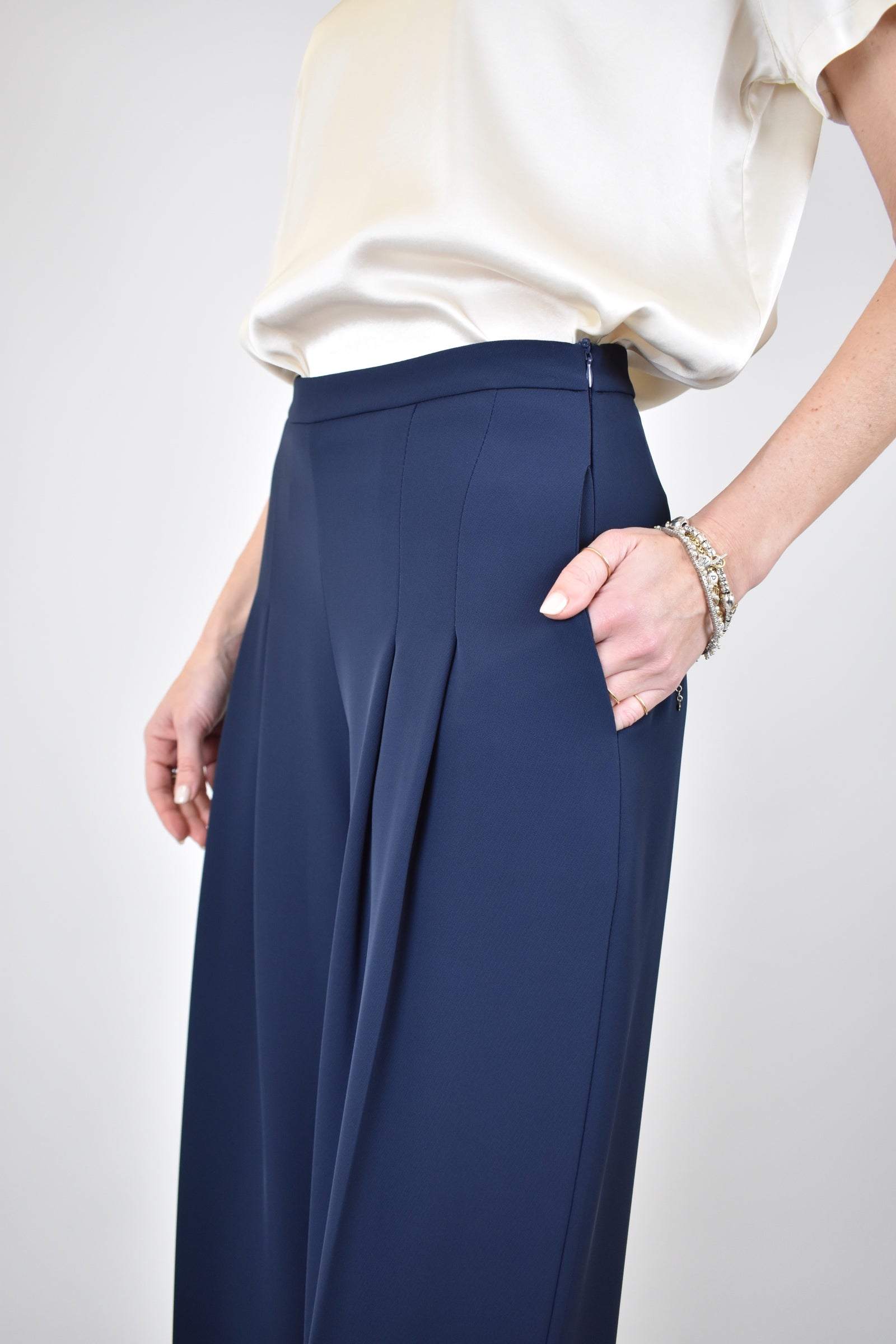 Pantalone ampio con pinces