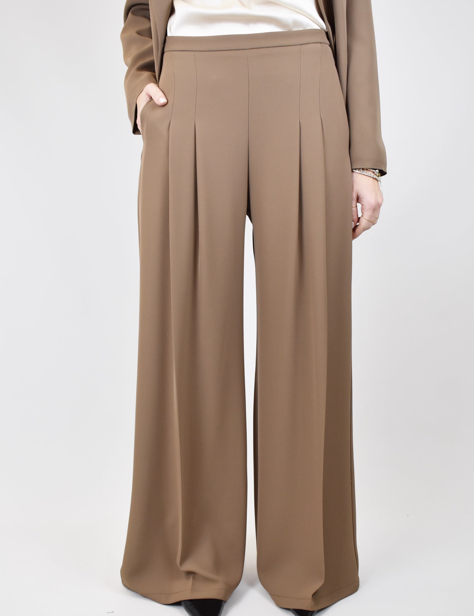 Pantalone ampio con pinces