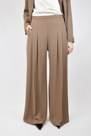 Pantalone ampio con pinces