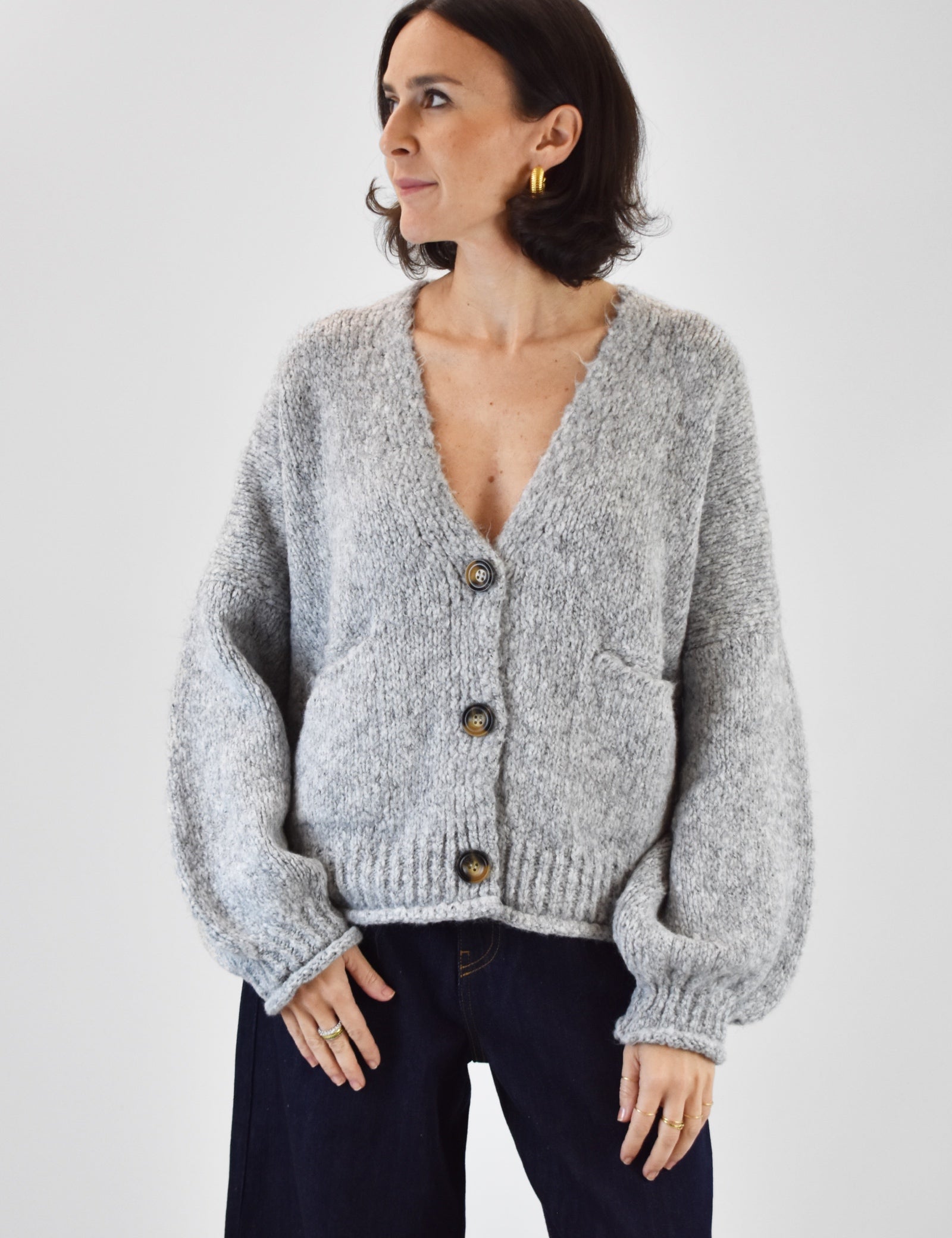 Cardigan di HaveOne con chiusura a 3 bottoni, colore perla, vista frontale 