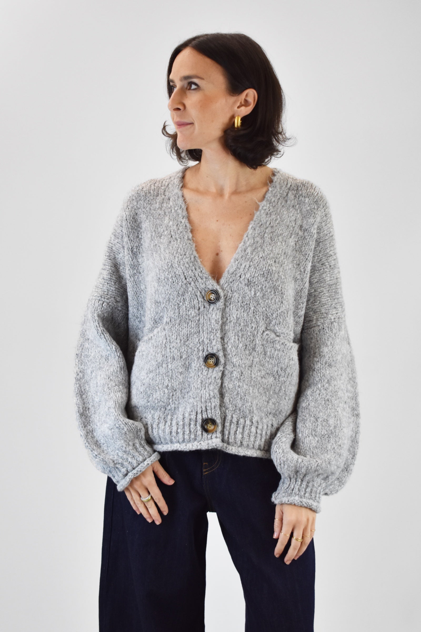 Cardigan di HaveOne con chiusura a 3 bottoni, colore perla, vista frontale 