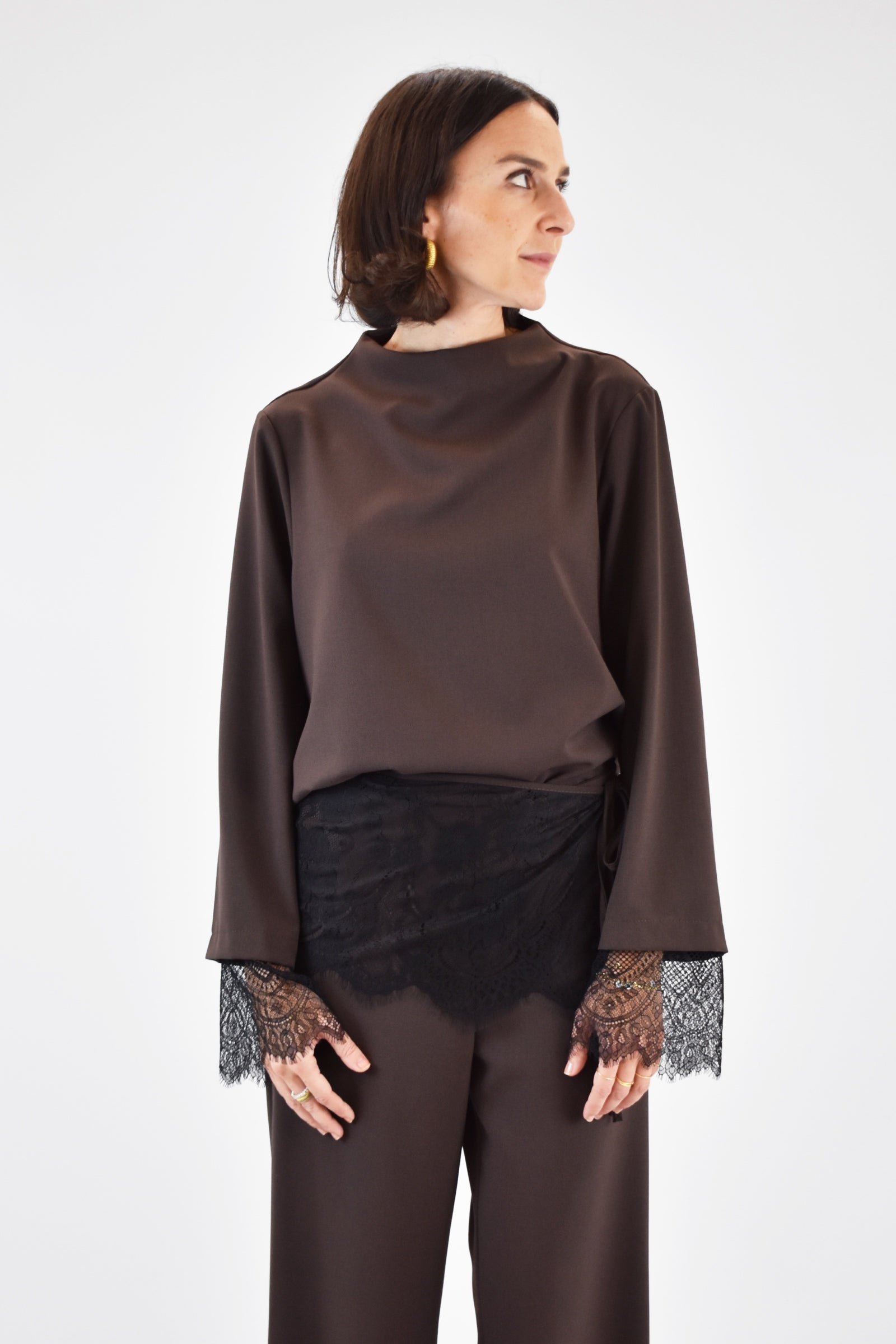 Blusa cratere con pizzo