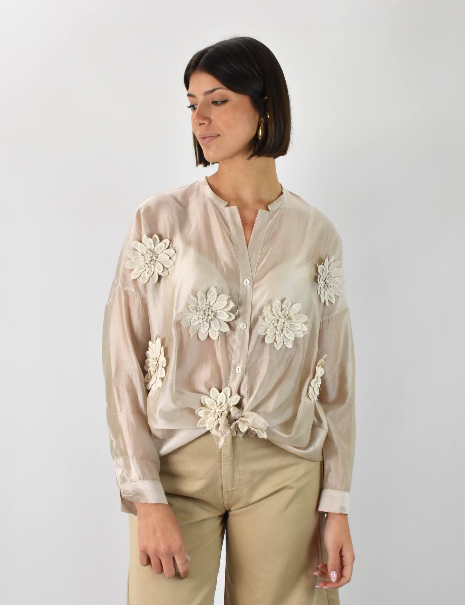 Camicia fiori applicati