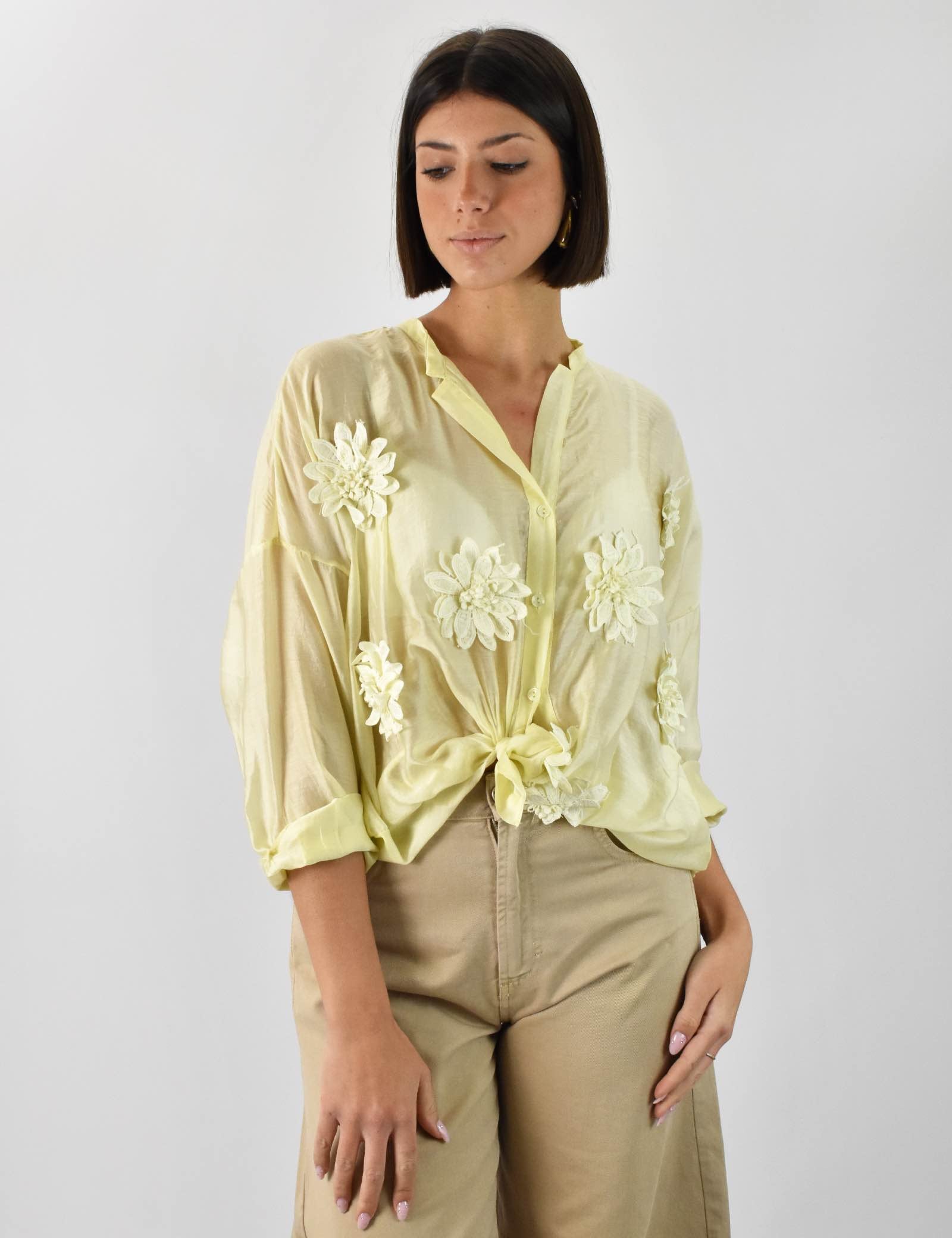 Camicia fiori applicati