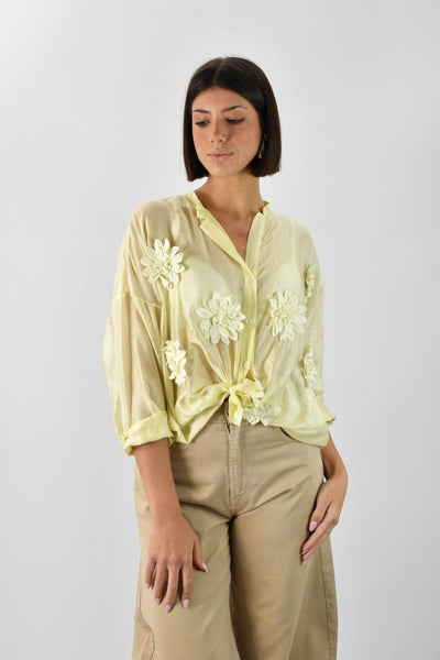 Camicia fiori applicati