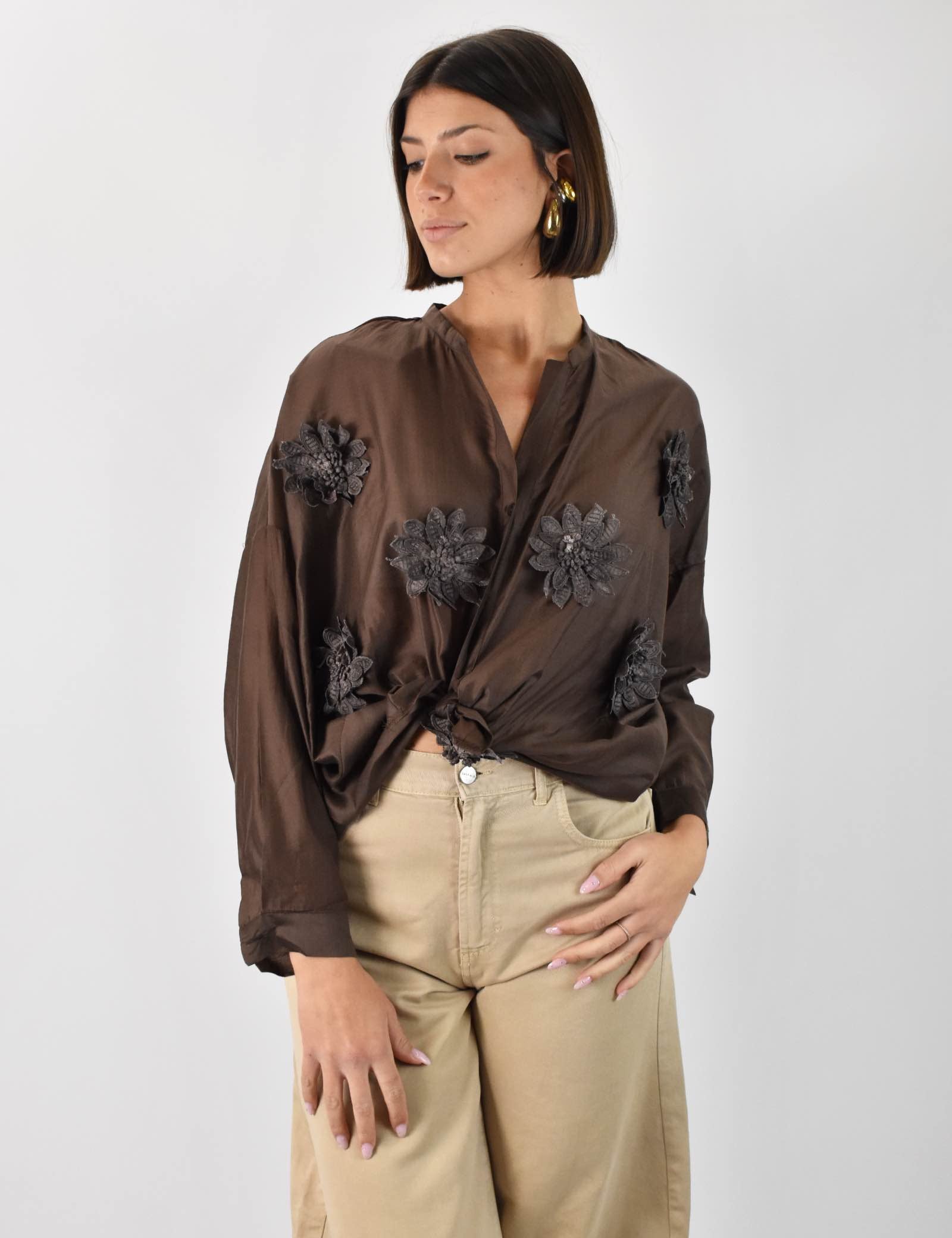 Camicia fiori applicati